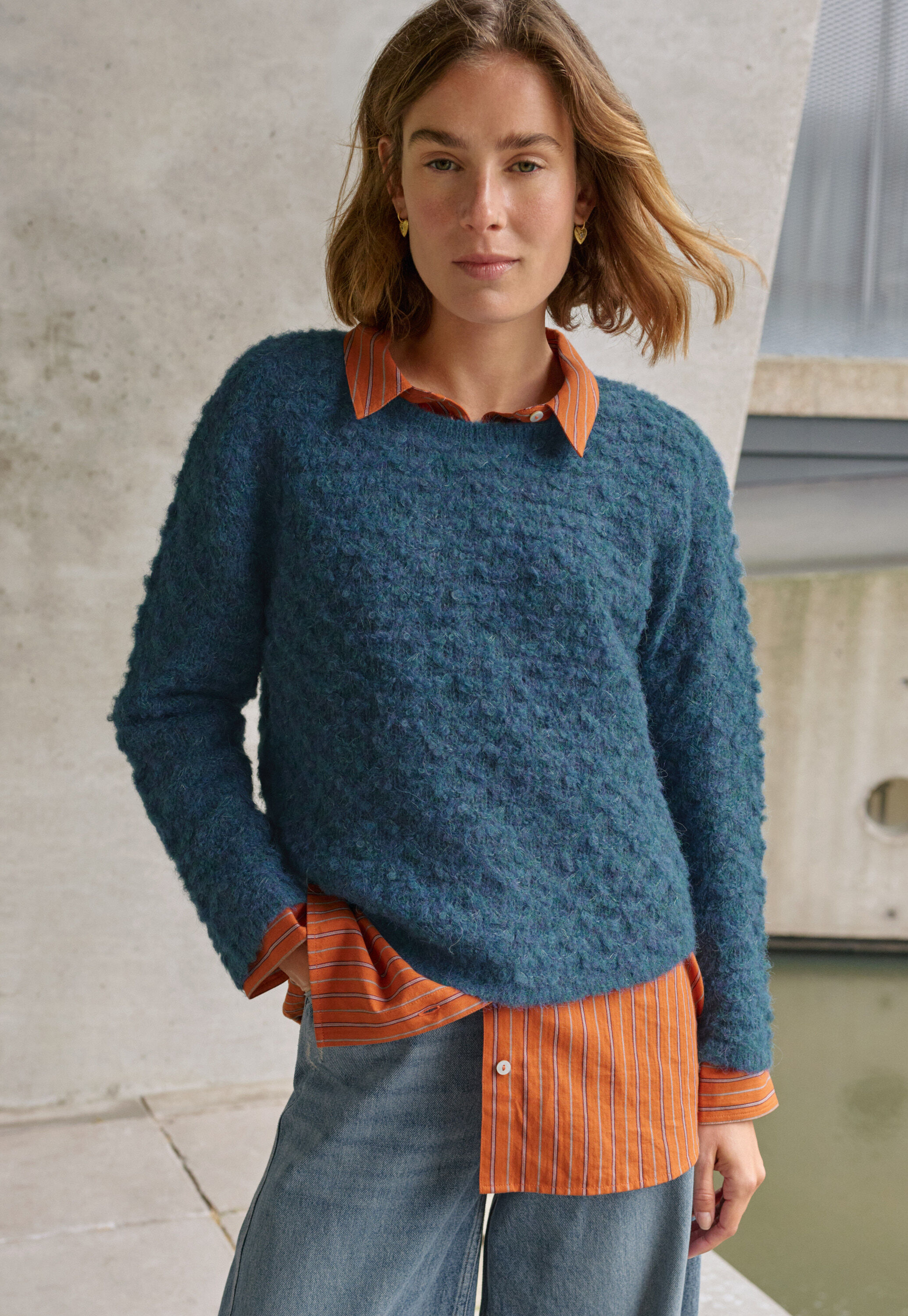 Pullover mit umgekehrten Streifen