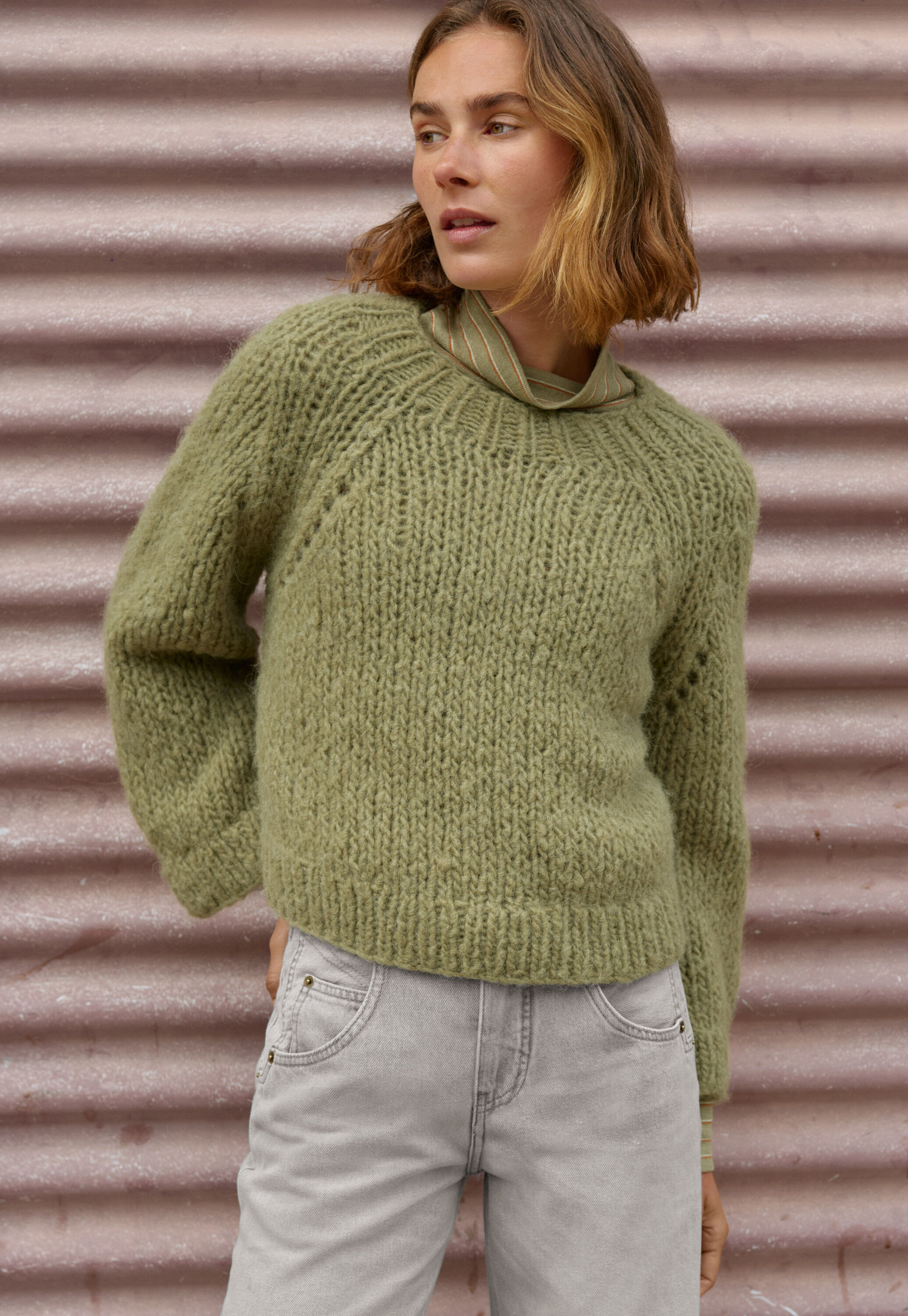 Pullover mit umgekehrten Streifen