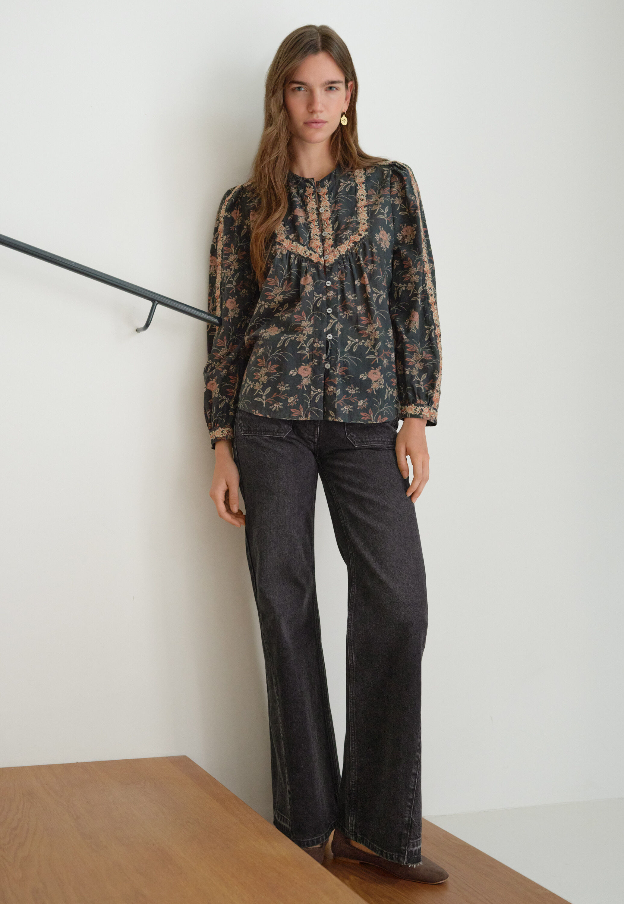 Bestickte Bluse mit Print, Kohlschwarz, large