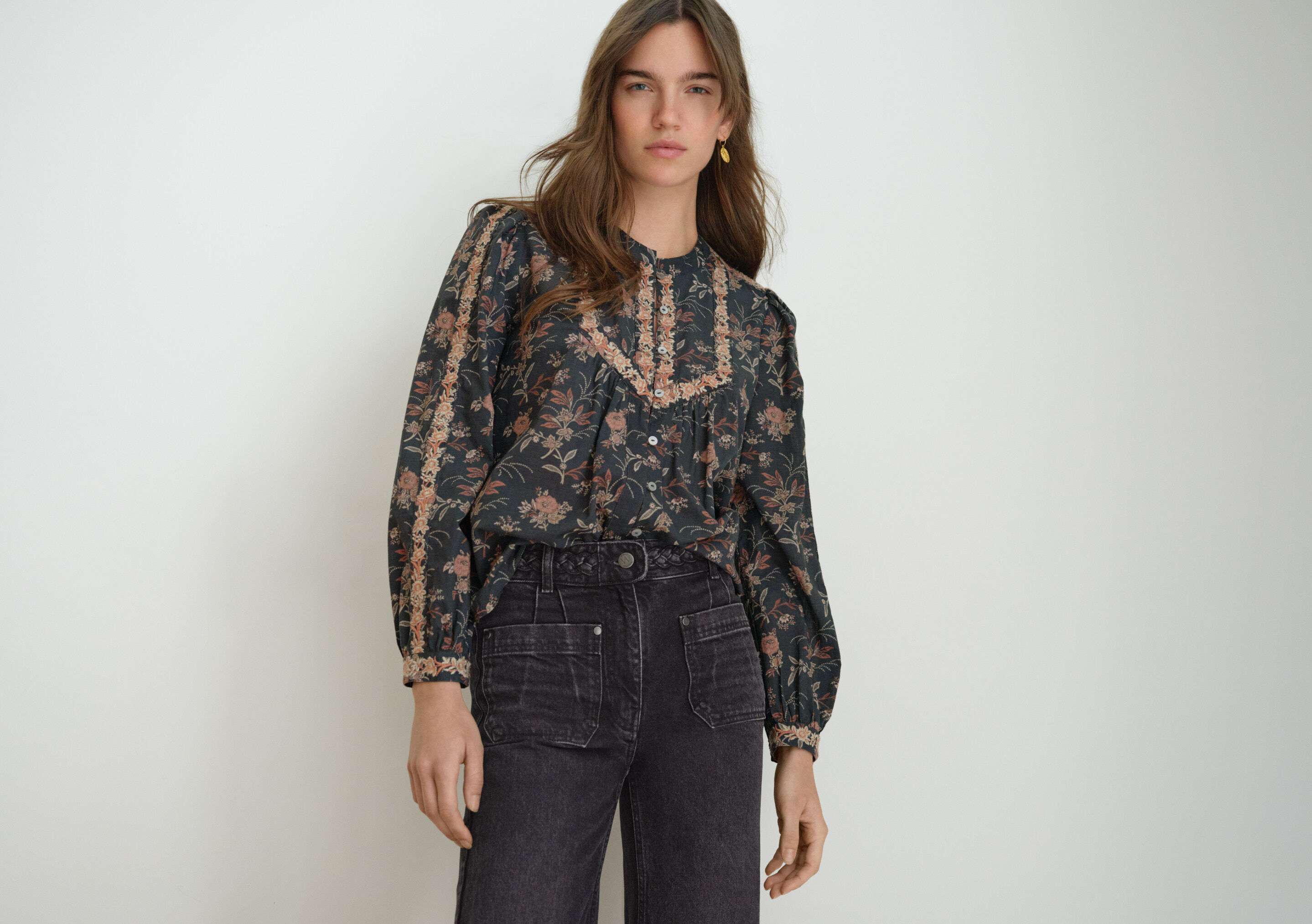 Bestickte Bluse mit Print