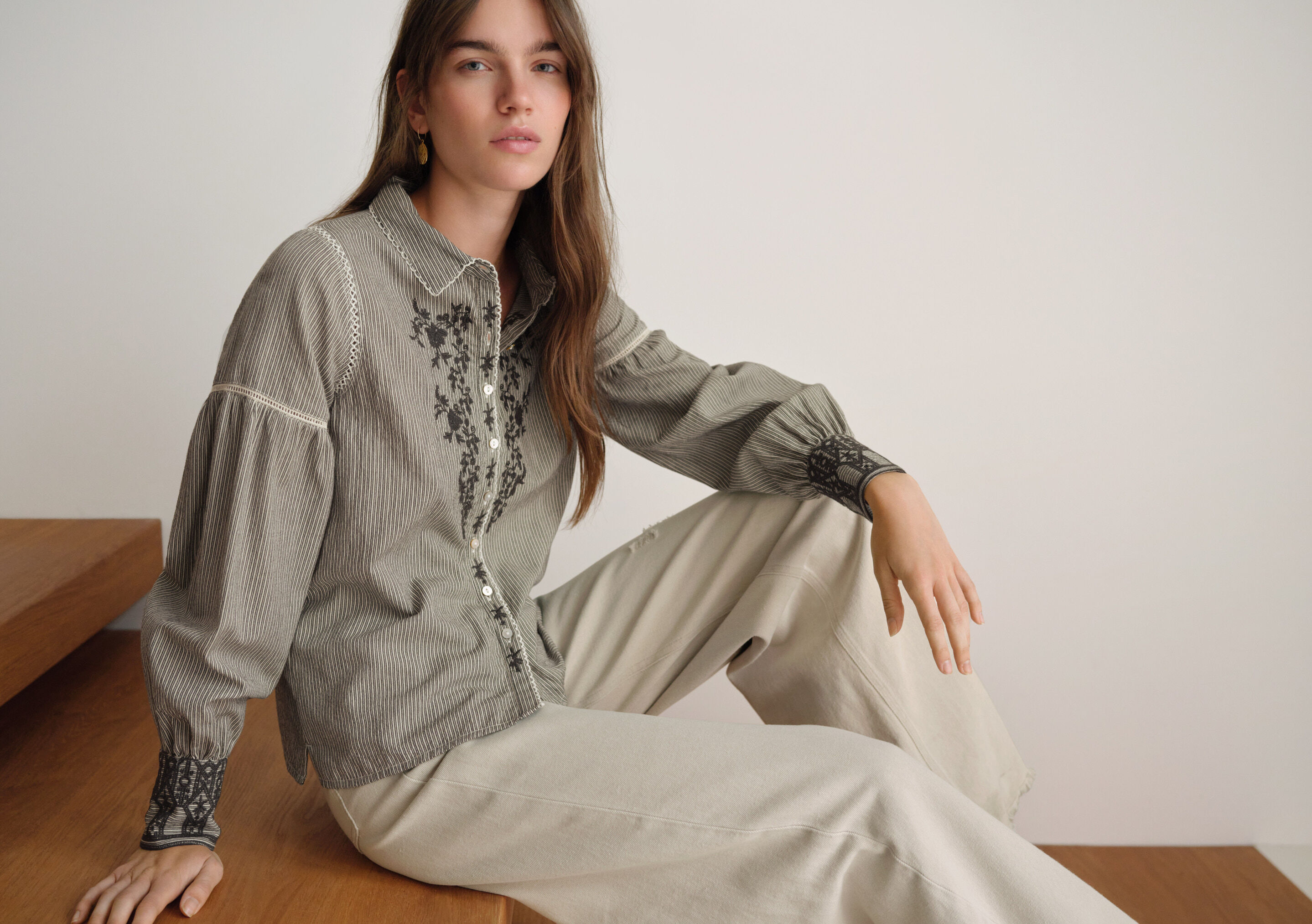 Bestickte Bluse mit eingewebten Streifen