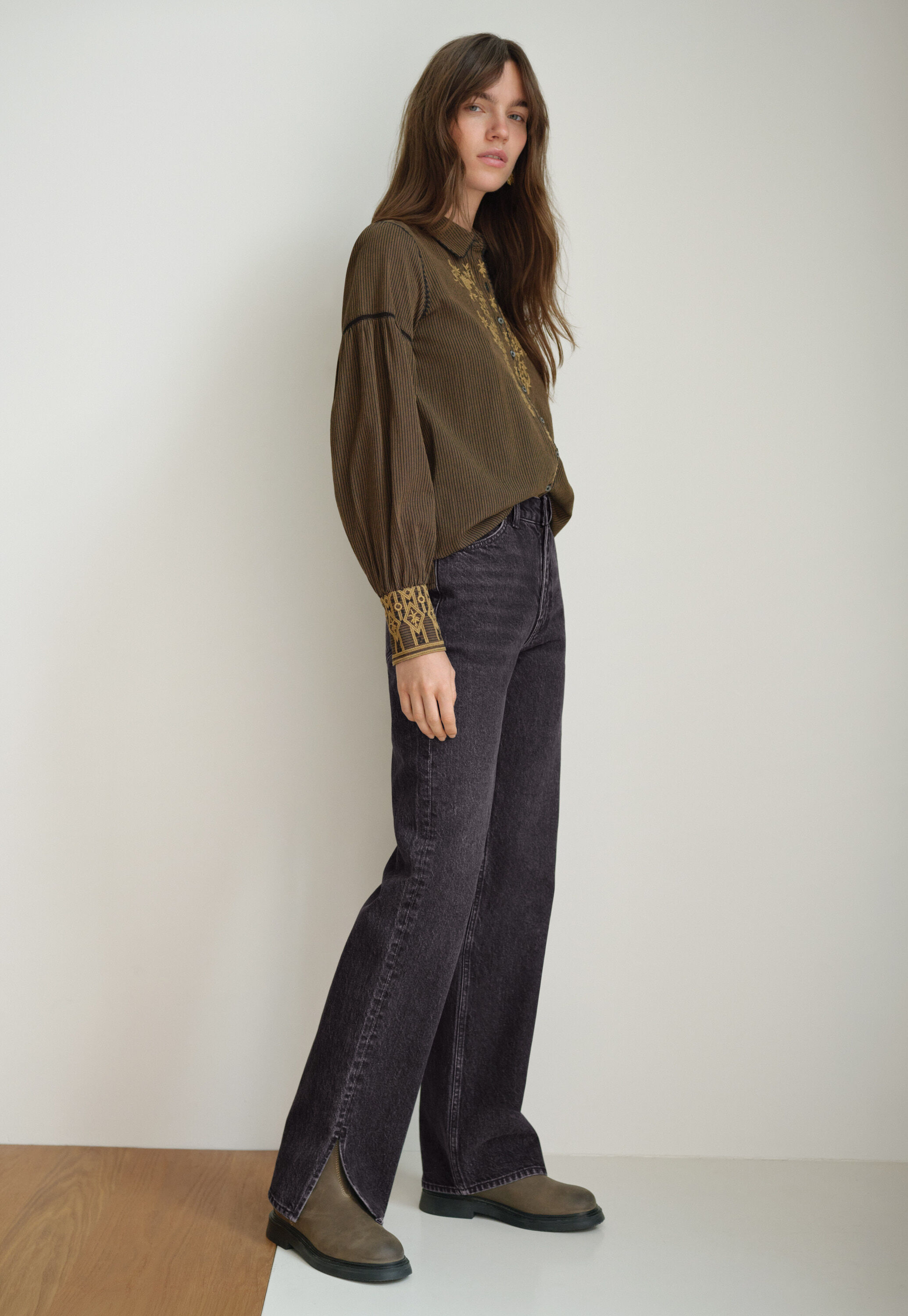 Jeans mit geschlitztem Saum