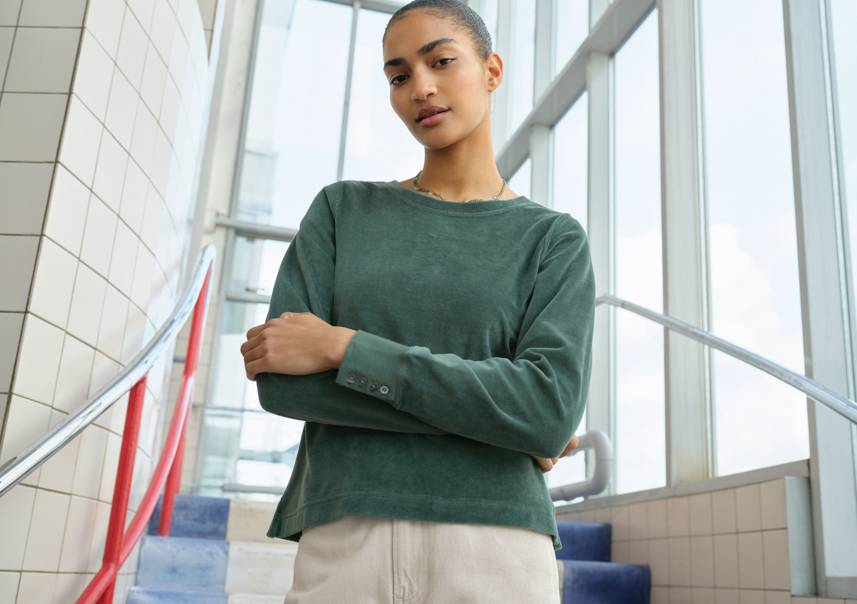Pullover mit umgekehrten Streifen
