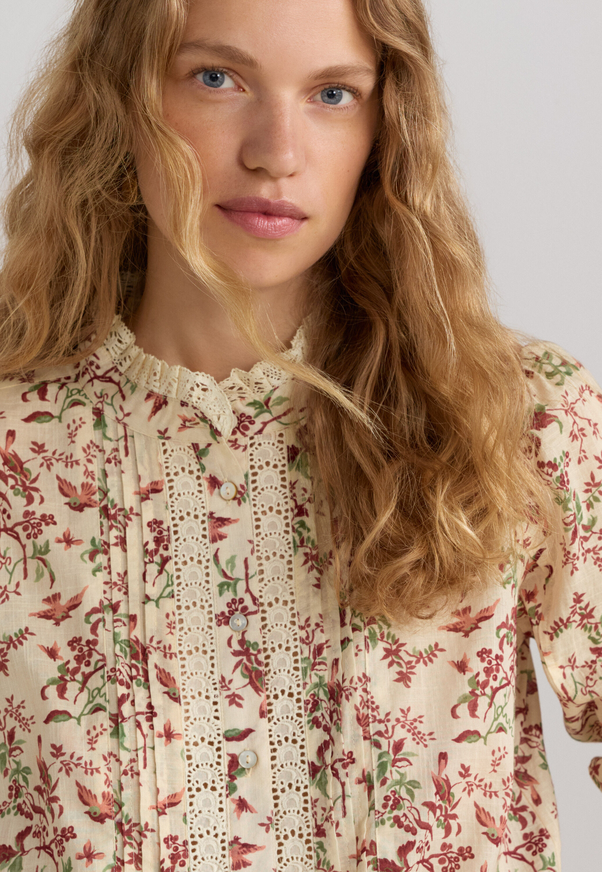 Print-Bluse mit Spitzendetail, Ecru/Burgunder, large