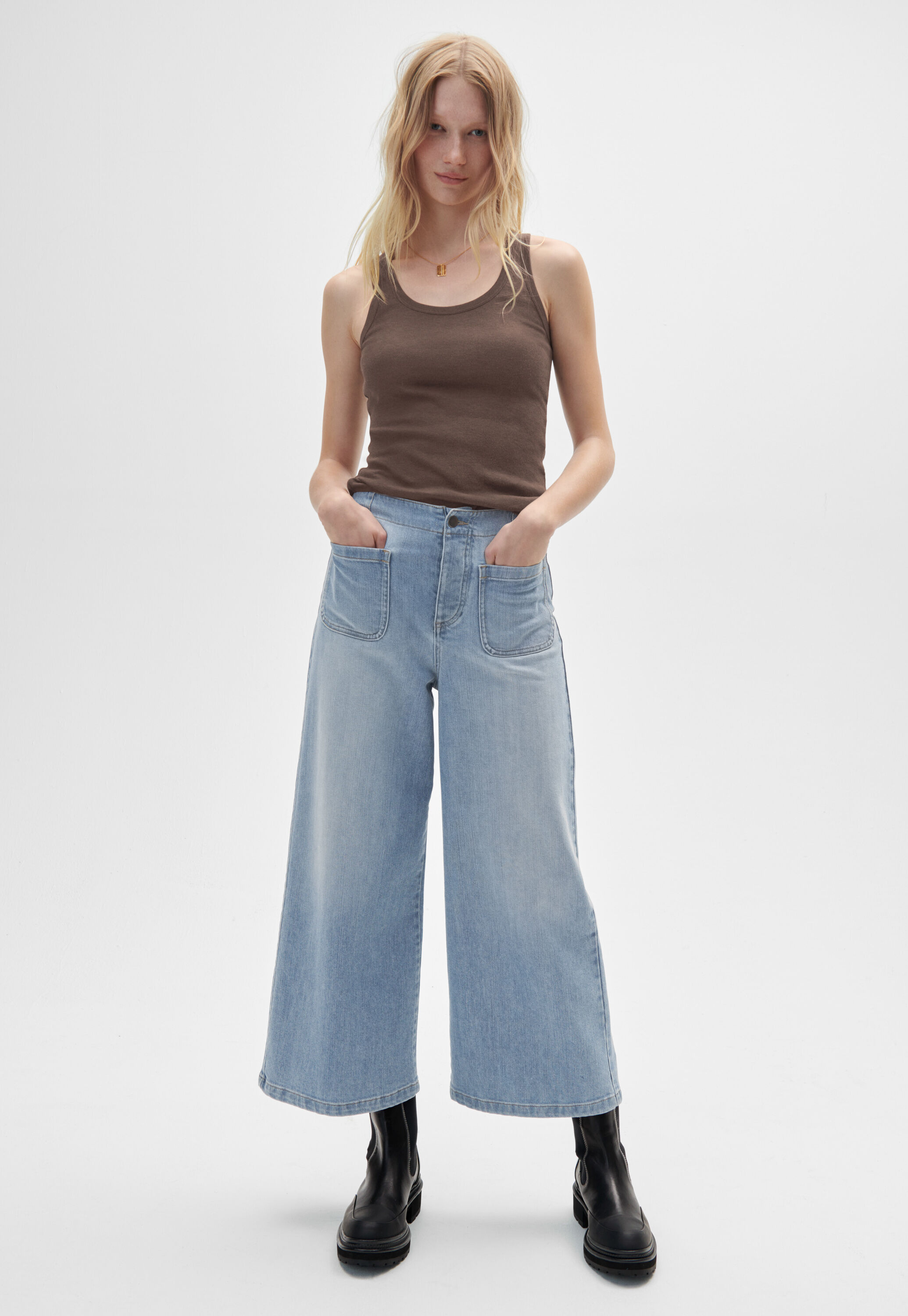 K&uuml;rzer geschnittene Hose mit weitem Bein