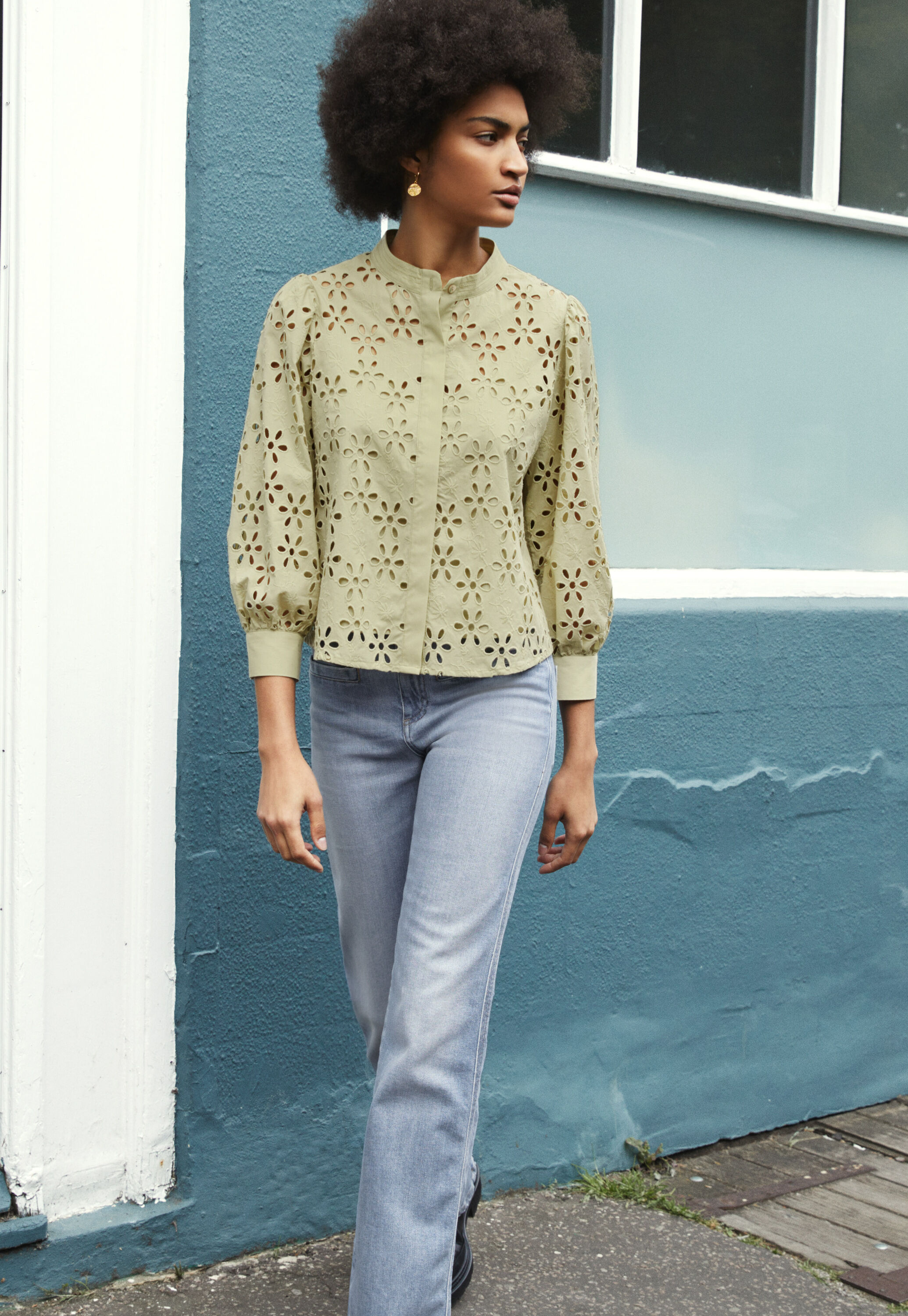 Cutwork-Bluse, Zartes Oliv, large