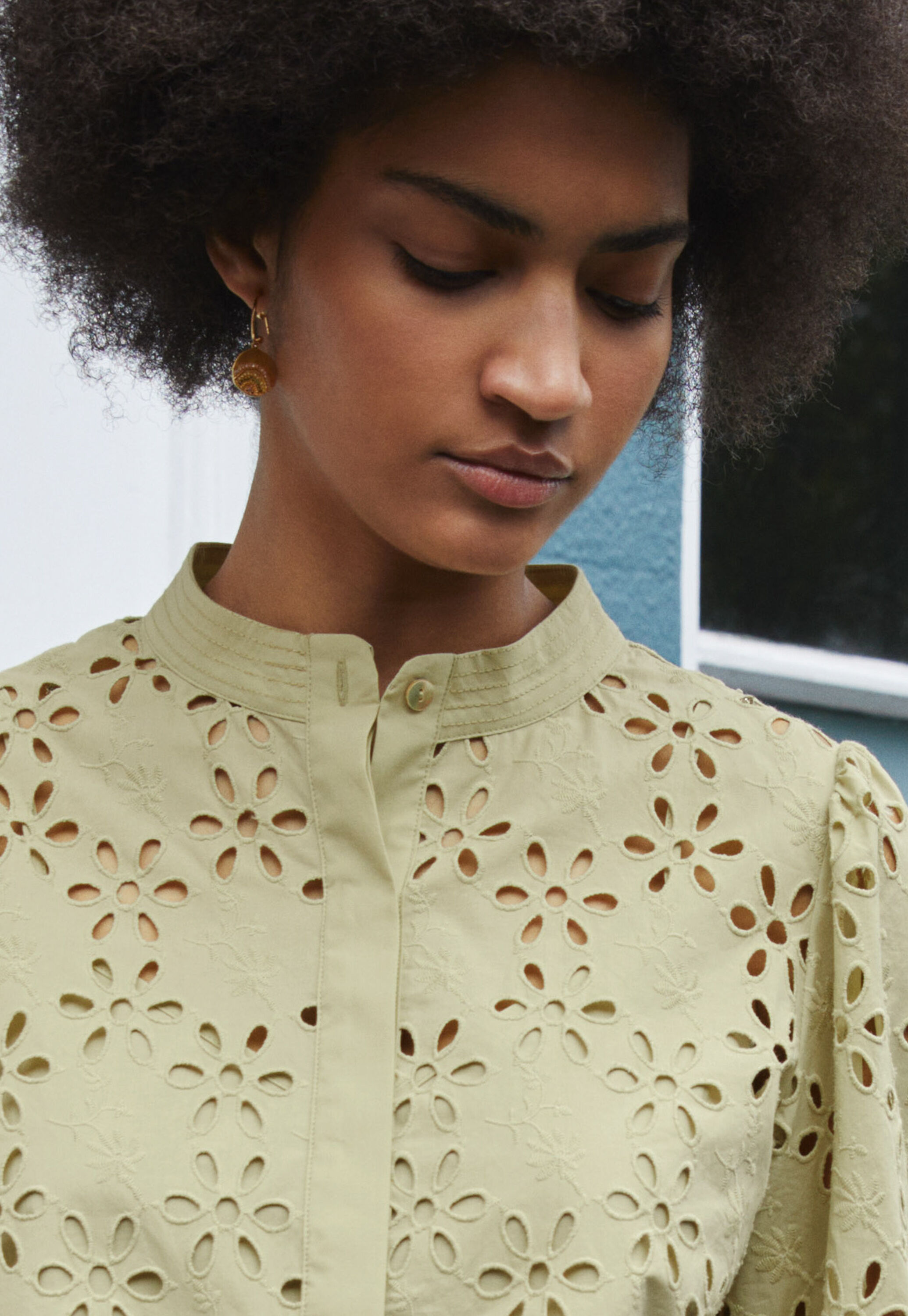 Cutwork-Bluse, Zartes Oliv, large