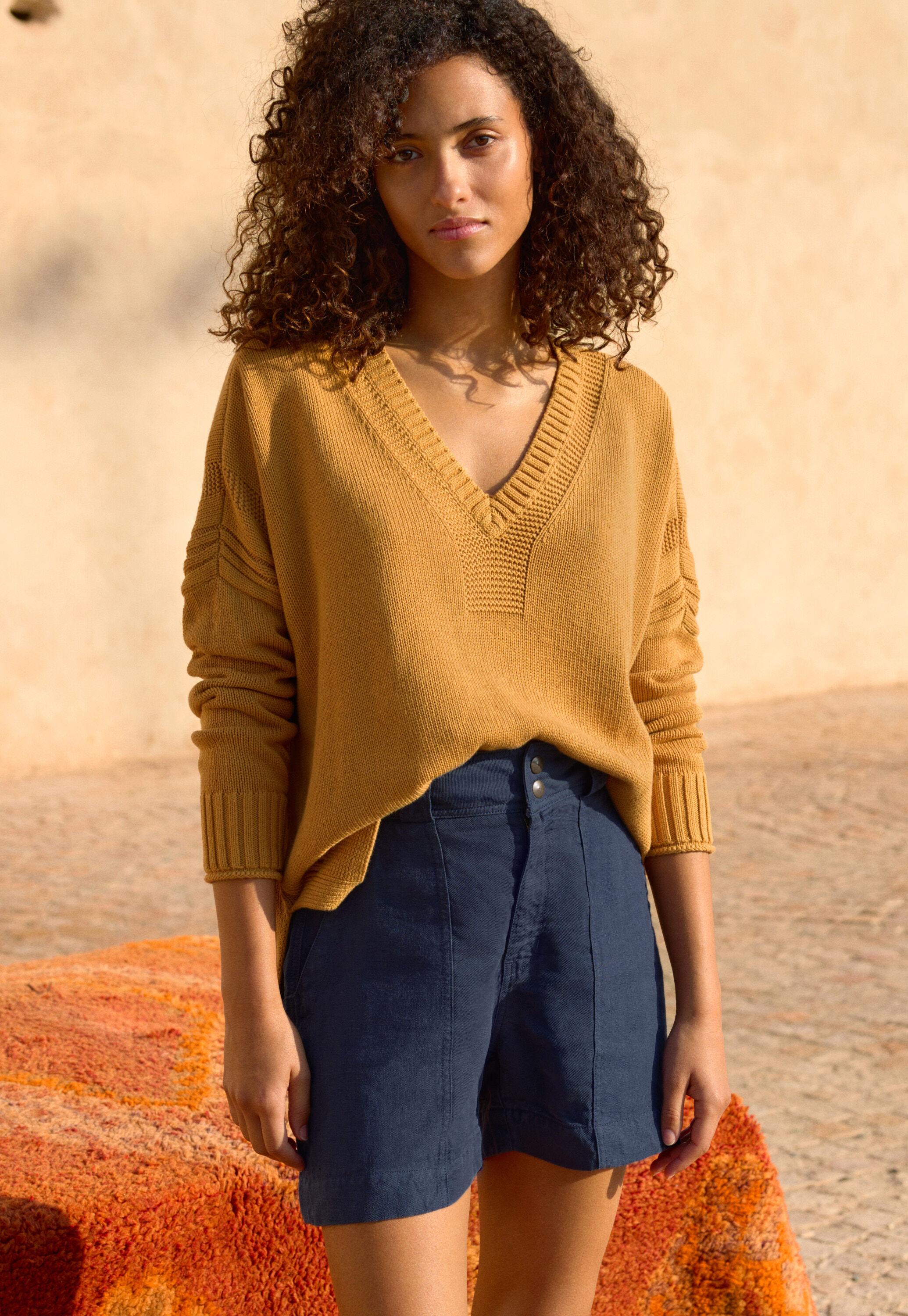 Pullover mit V-Ausschnitt, Warmes Gelb, large