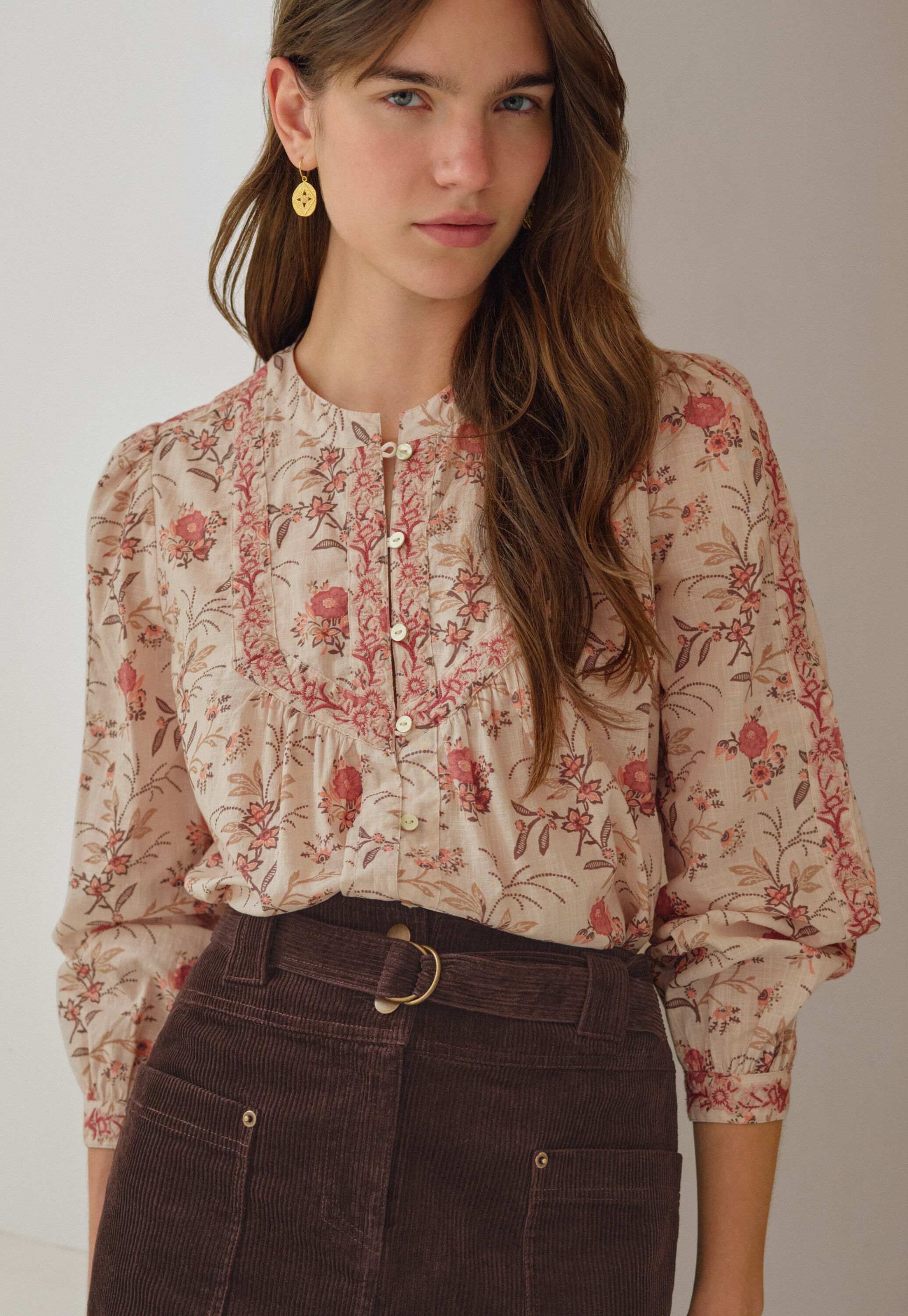 Bestickte Bluse mit Print