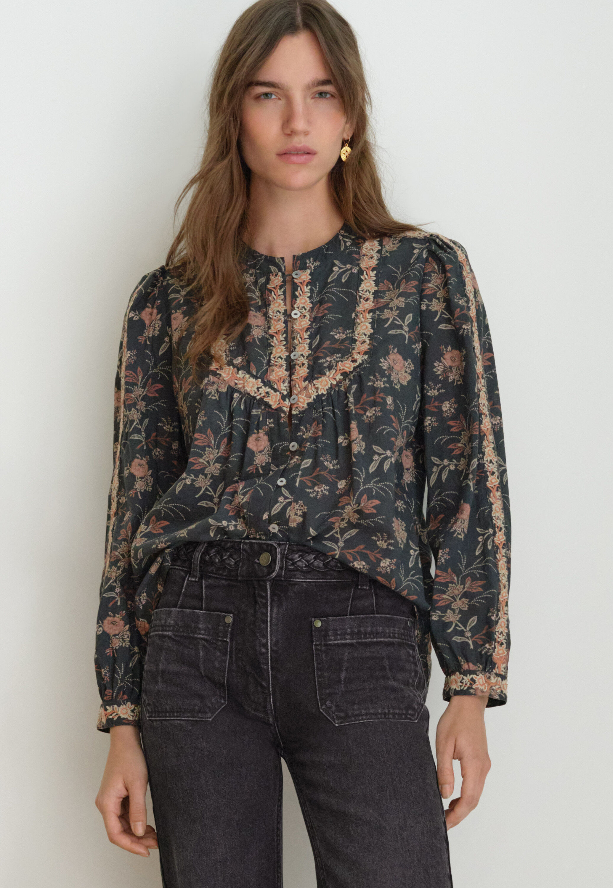 Bestickte Bluse mit Print