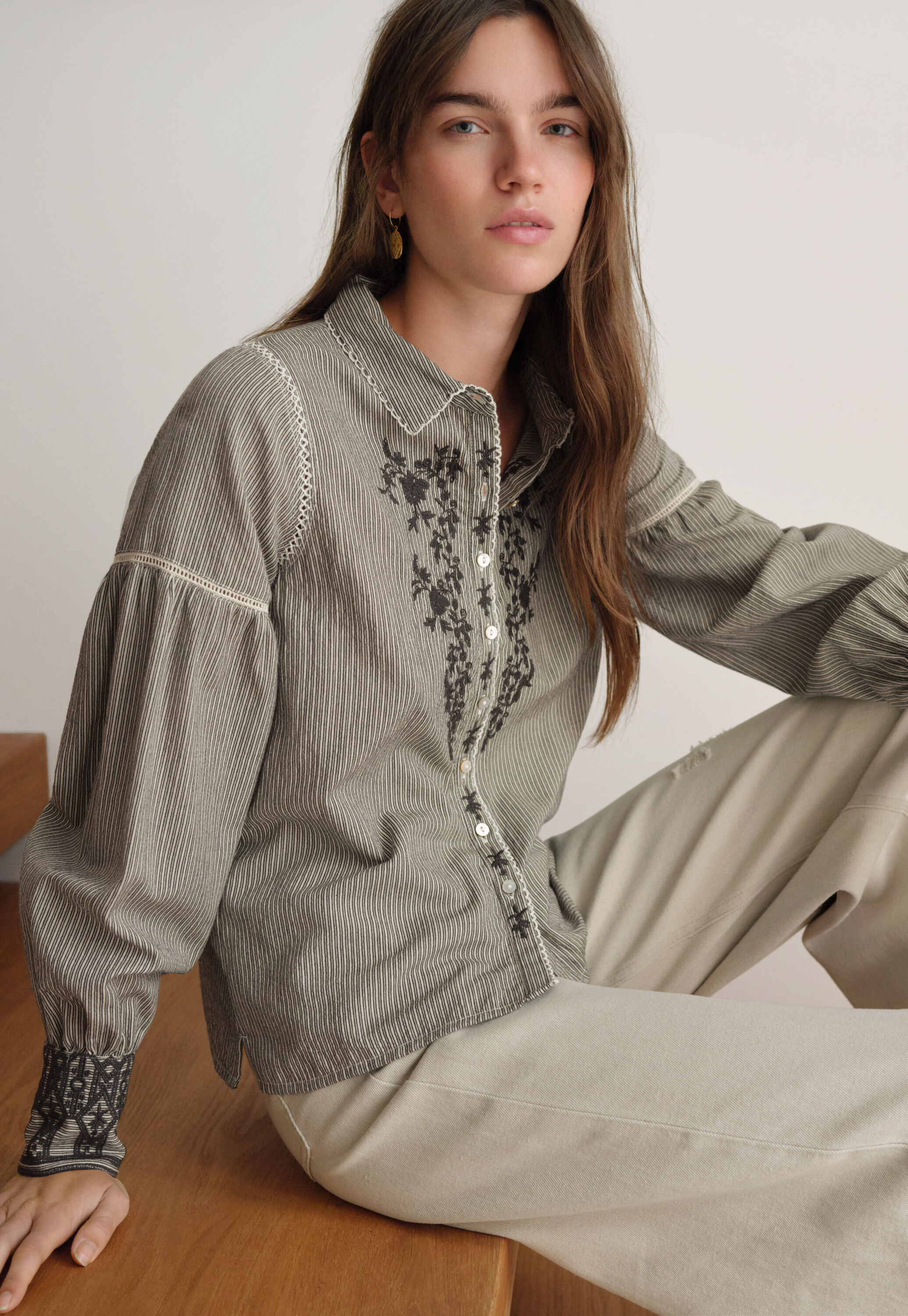 Bestickte Bluse mit eingewebten Streifen