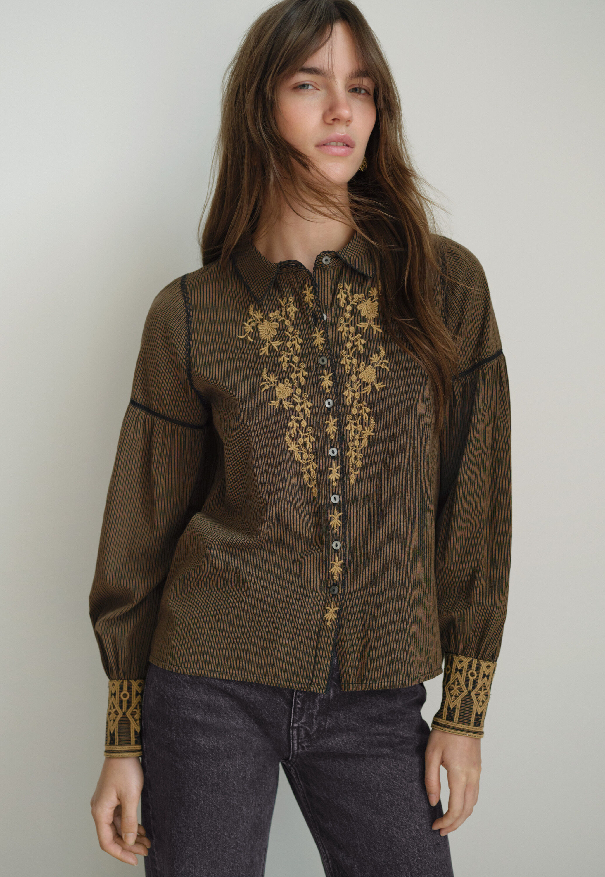 Bestickte Bluse mit eingewebten Streifen