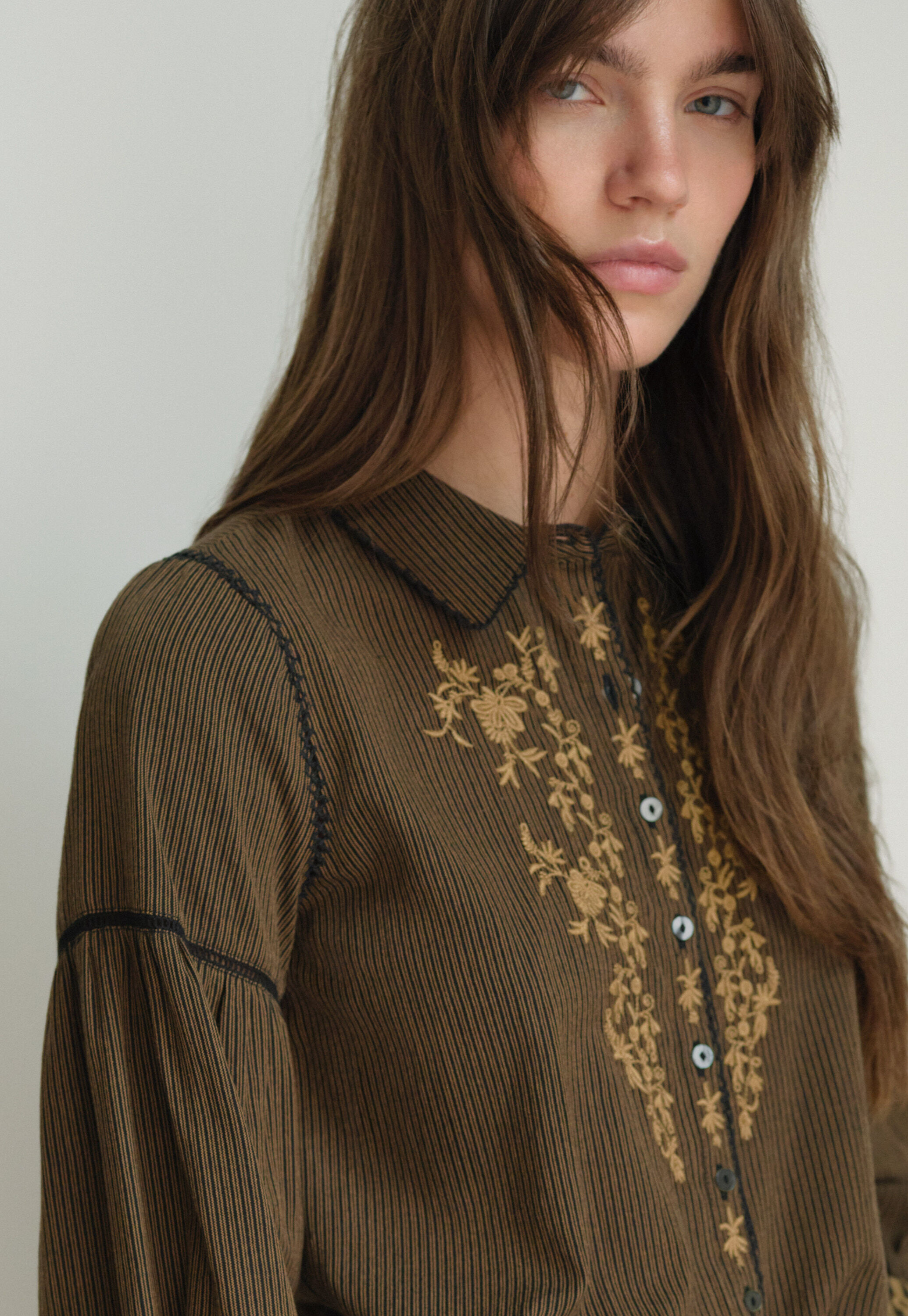 Bestickte Bluse mit eingewebten Streifen