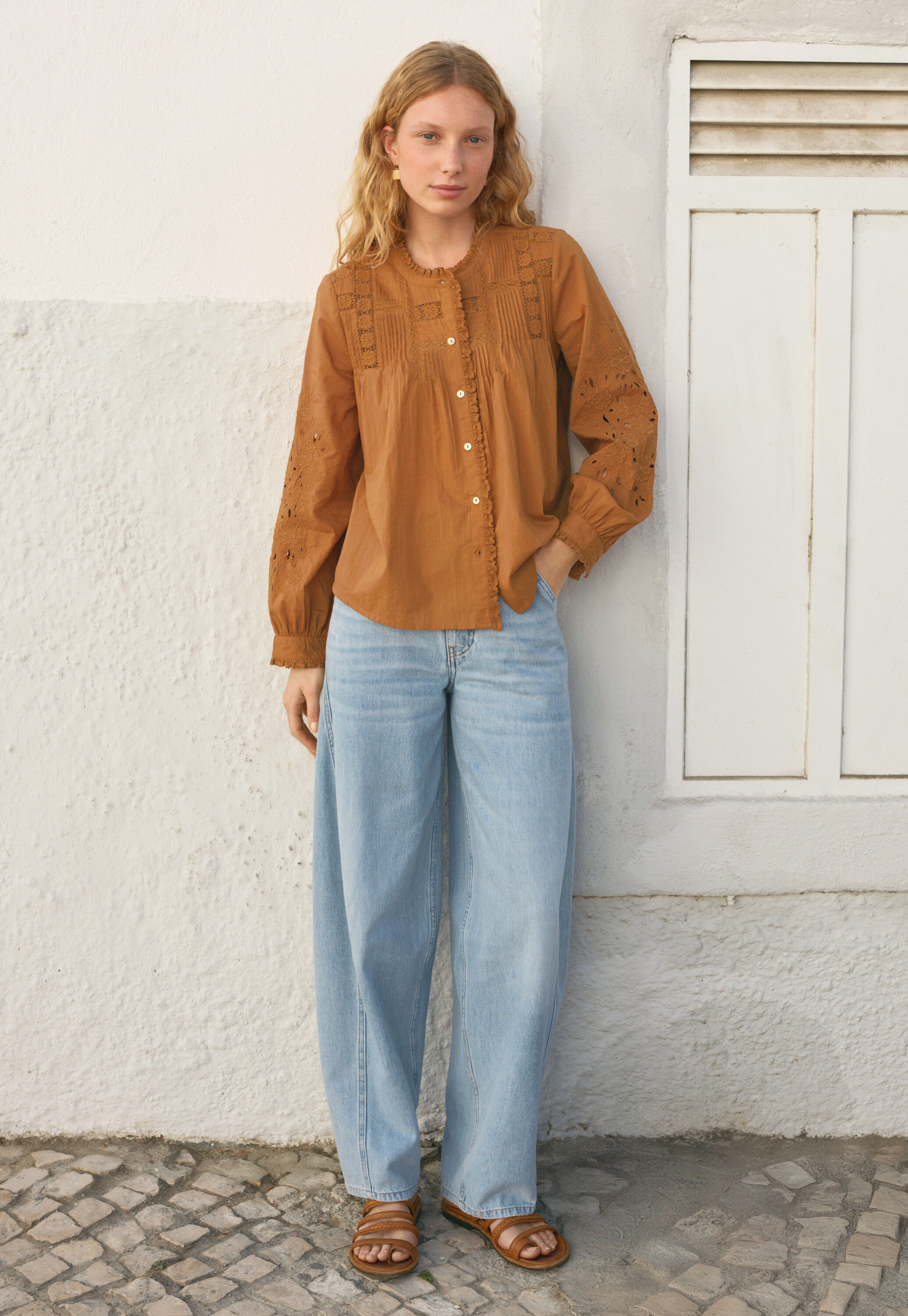Bluse mit Spitze und Biesen