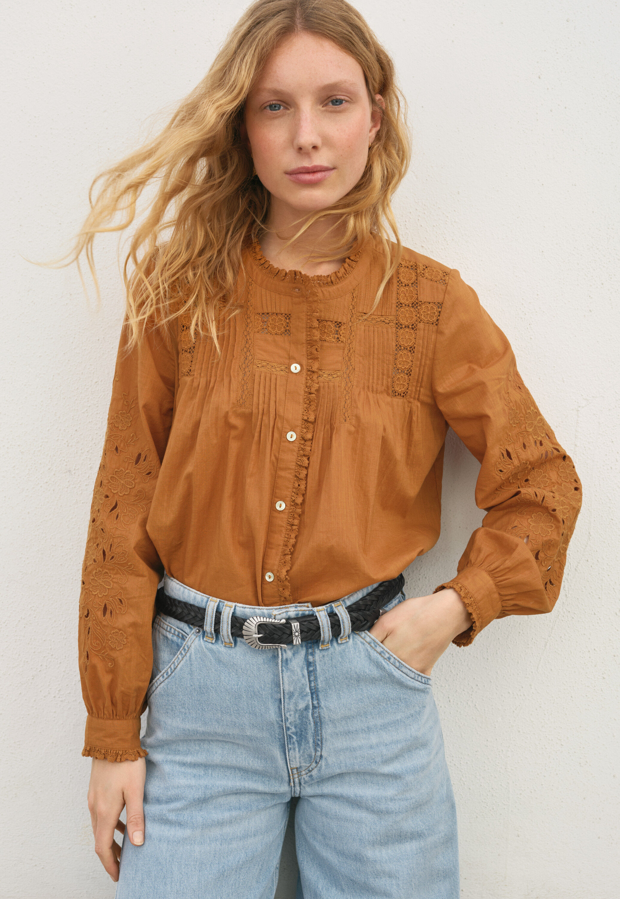 Bluse mit Spitze und Biesen