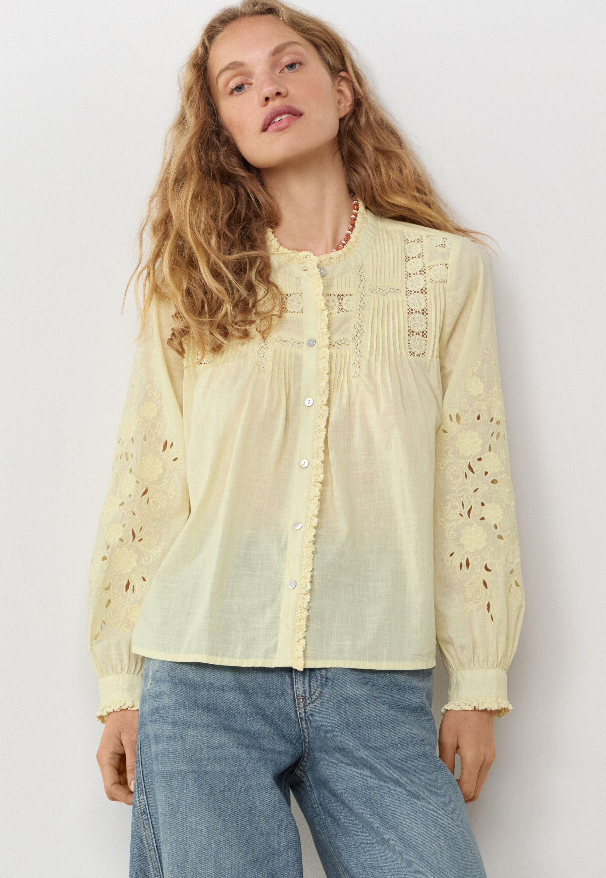 Bluse mit Spitze und Biesen