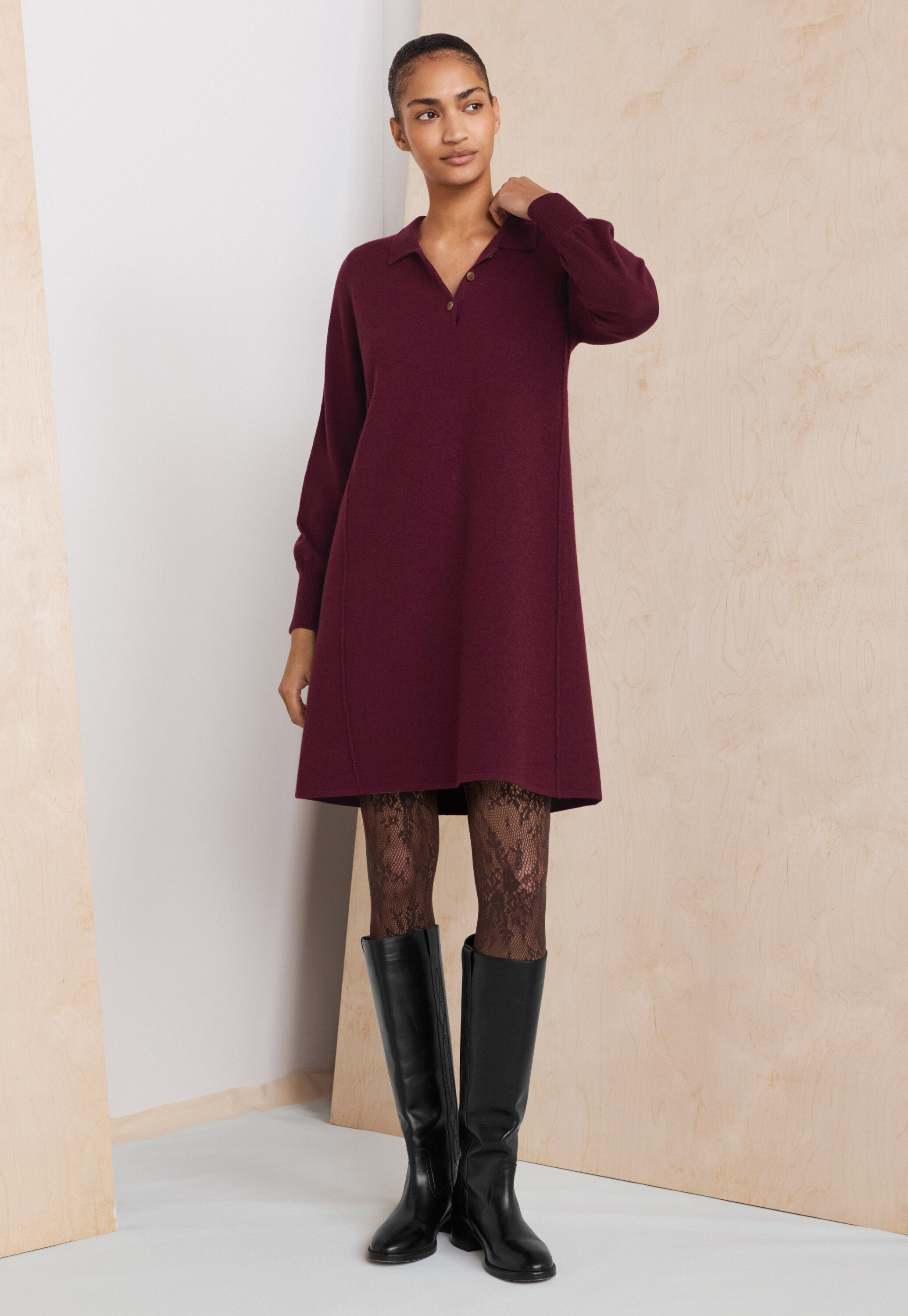 Kurzes Kleid mit Kragen