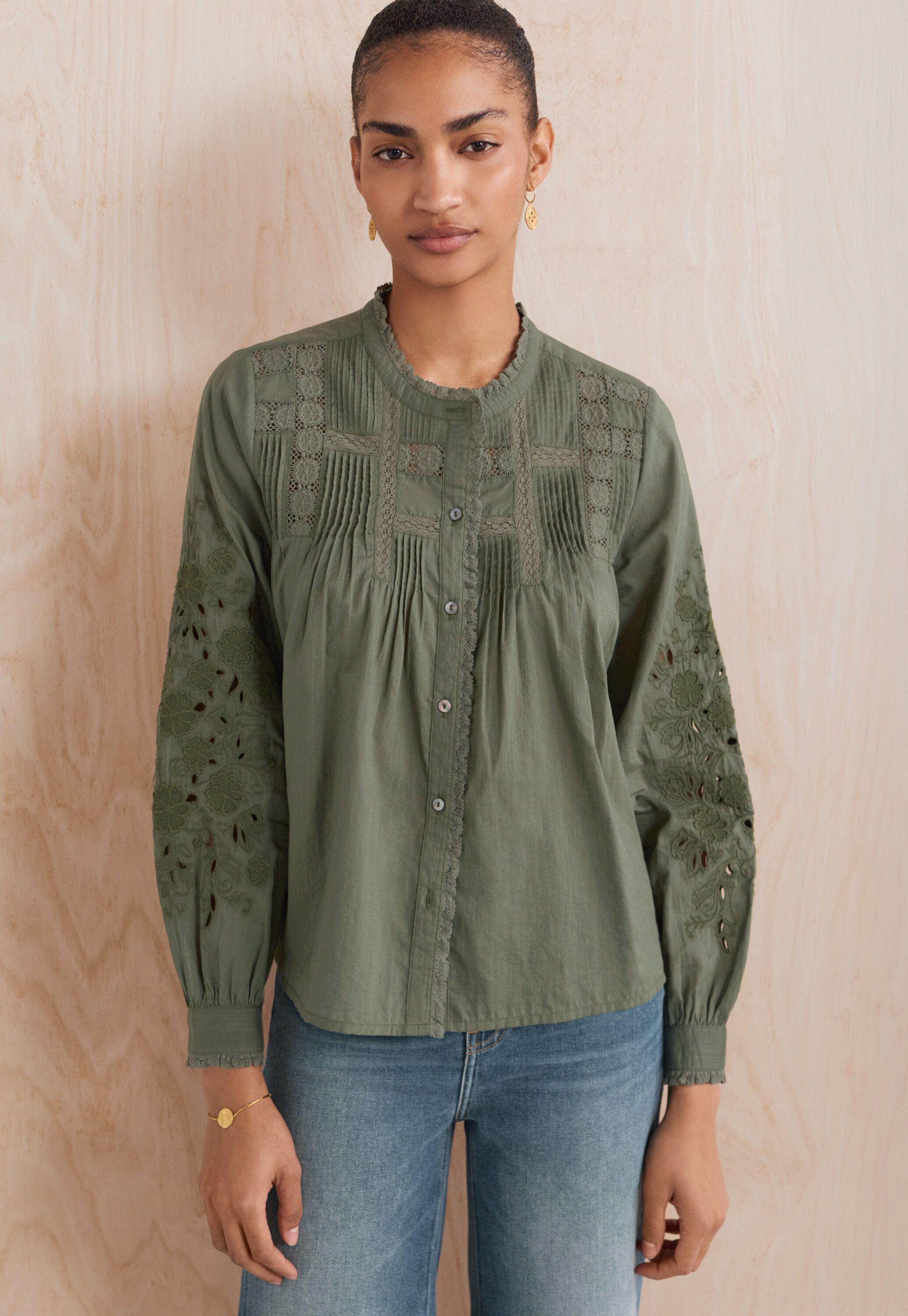 Bluse mit Spitze und Biesen