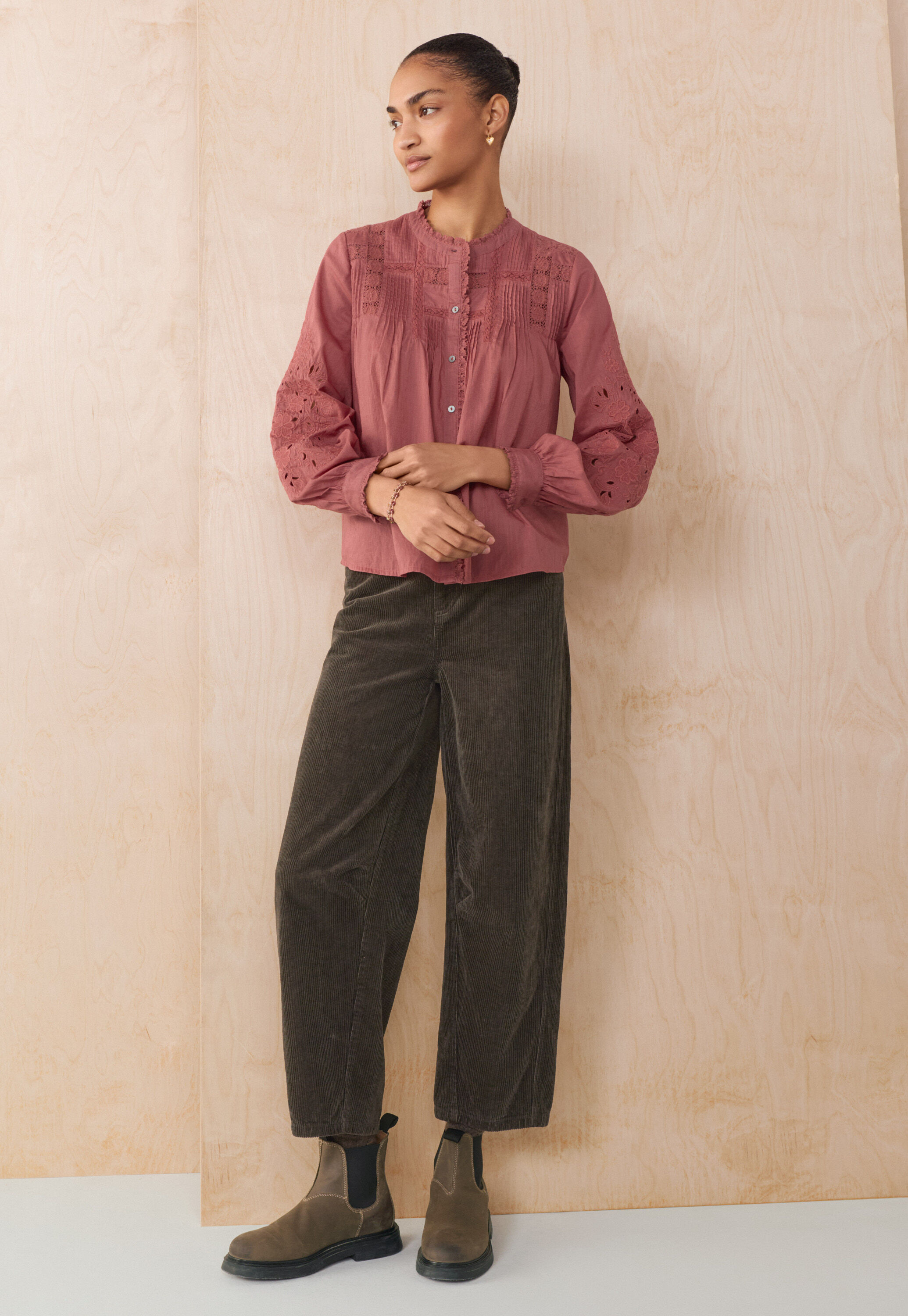 Bluse mit Spitze und Biesen