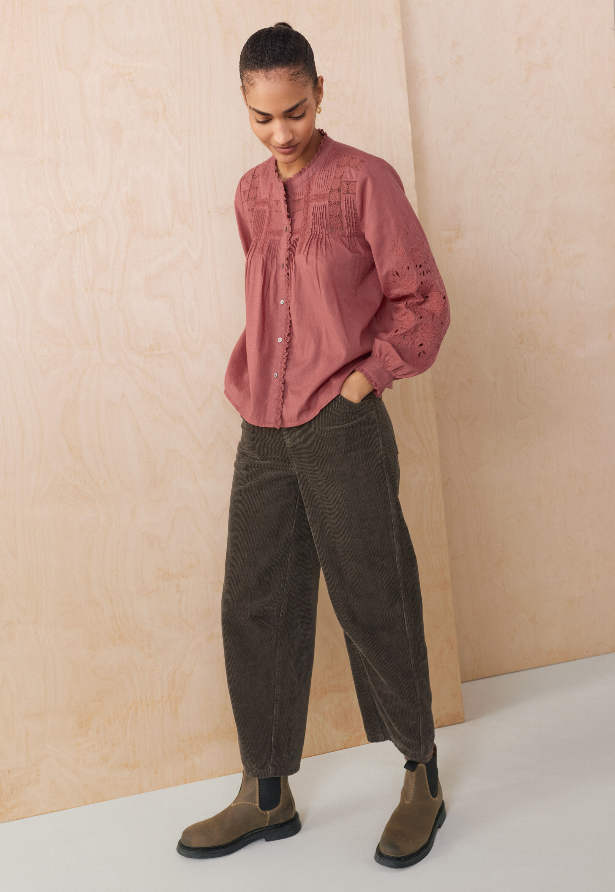 Bluse mit Spitze und Biesen