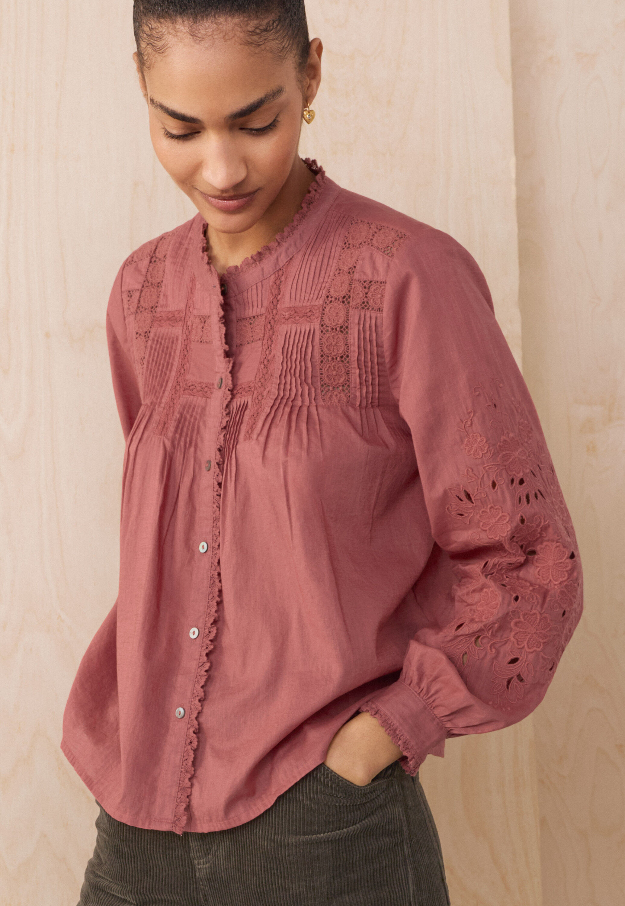 Bluse mit Spitze und Biesen