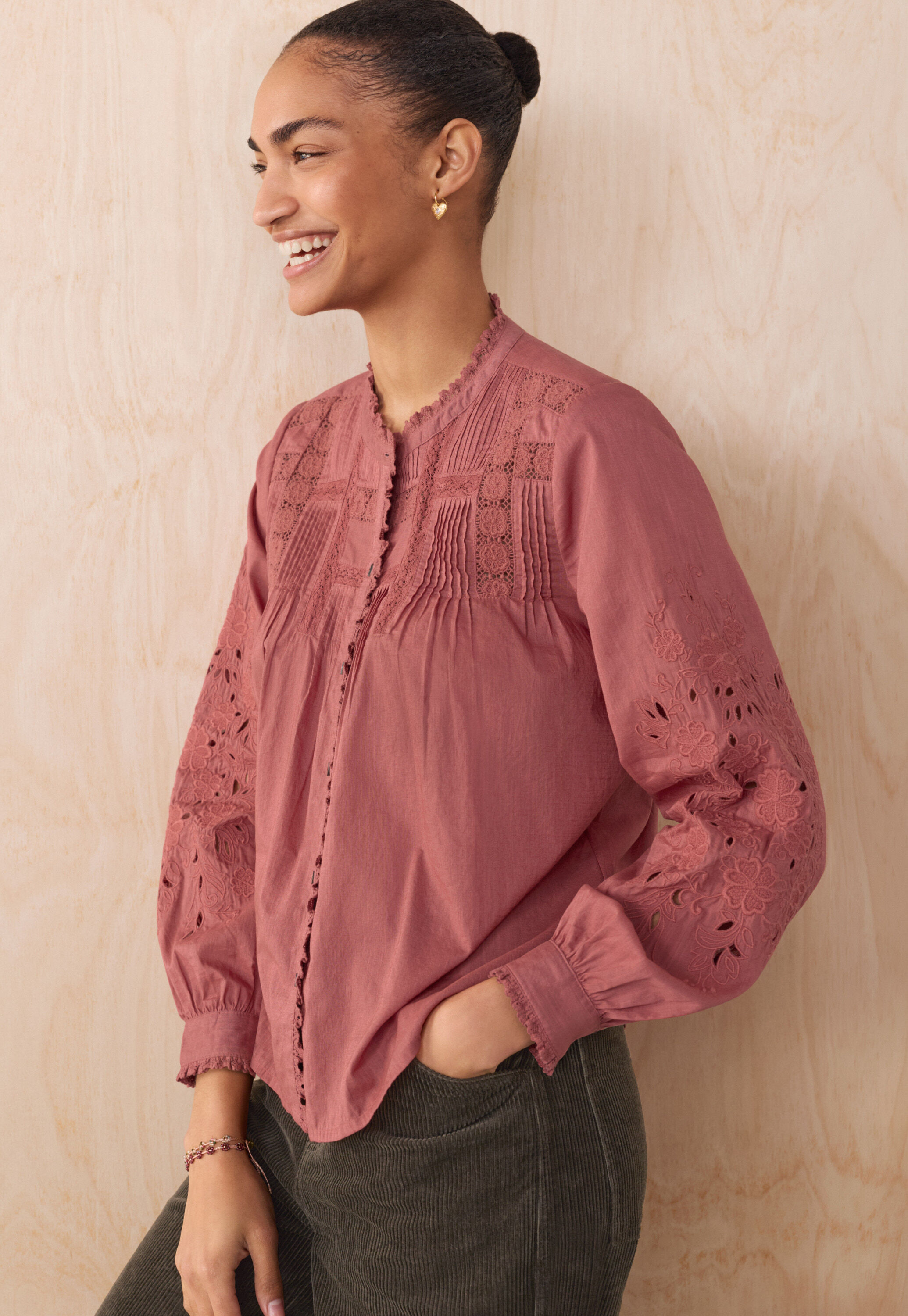 Bluse mit Spitze und Biesen