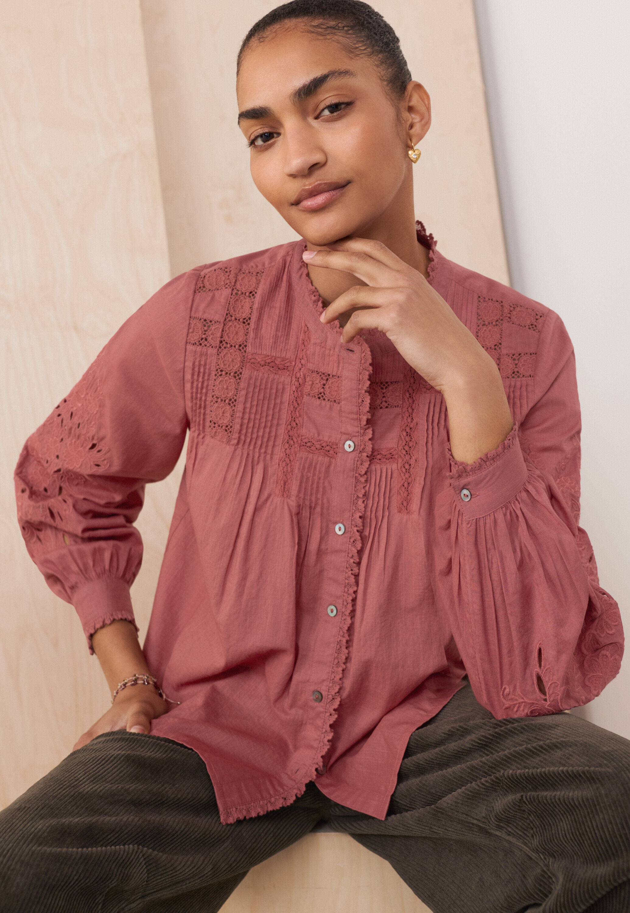 Bluse mit Spitze und Biesen