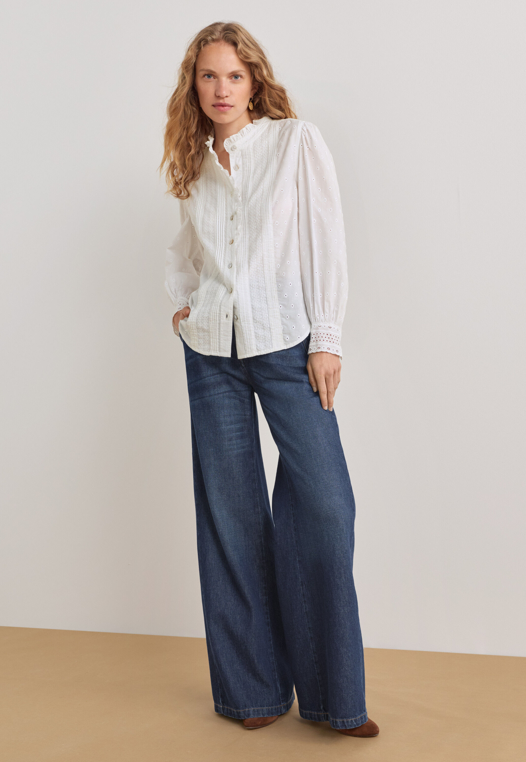 Broderie-Bluse mit R&uuml;schenkragen