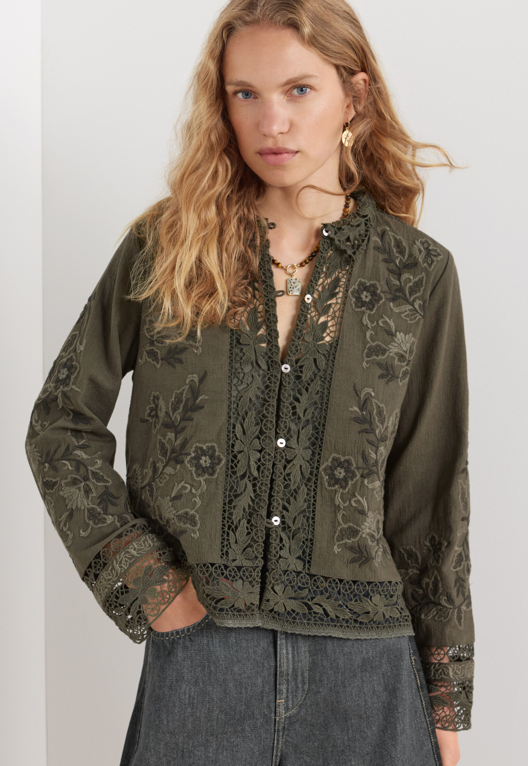 Bestickte Bluse mit Spitze