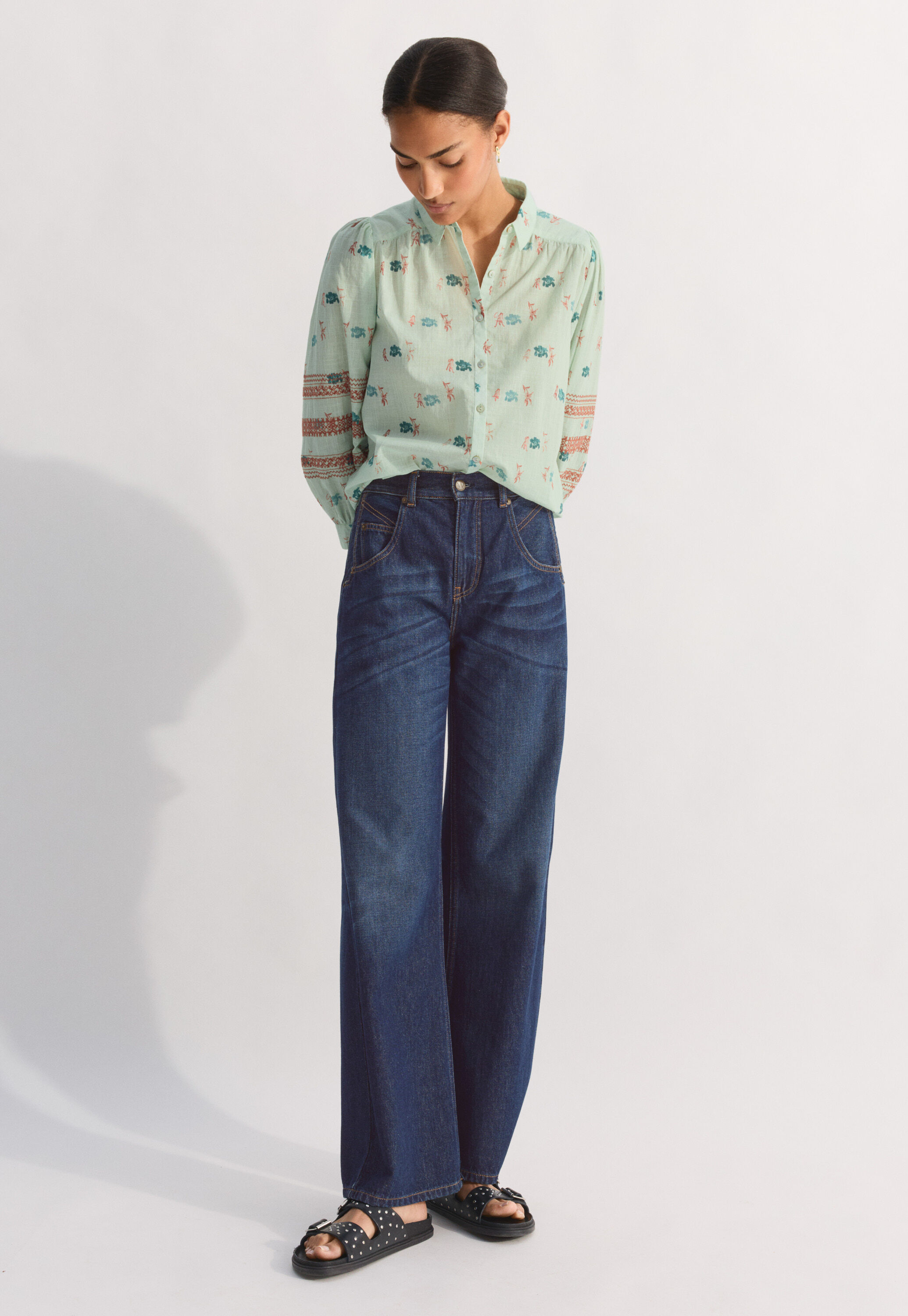 Bestickte Bluse mit Print