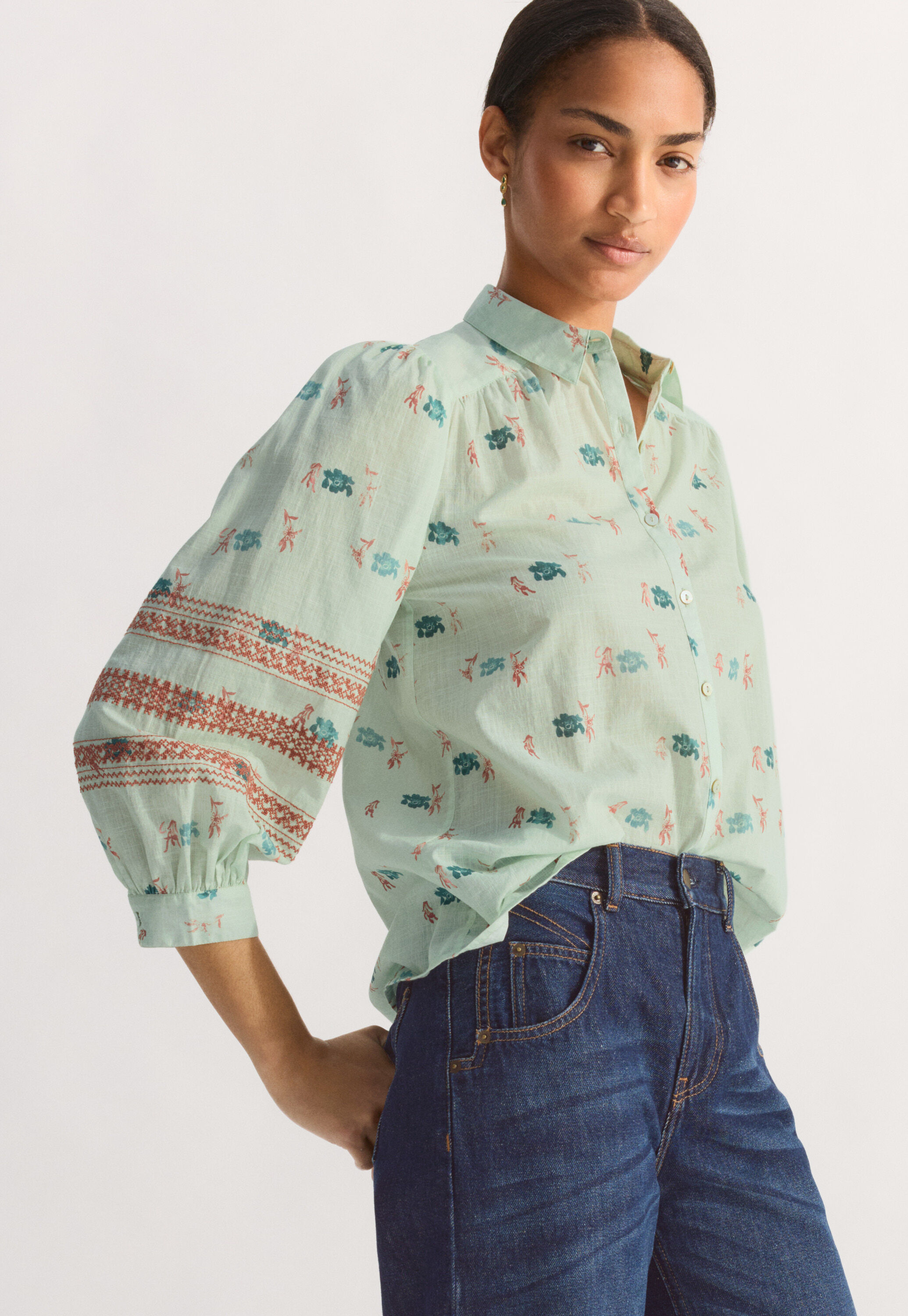 Bestickte Bluse mit Print