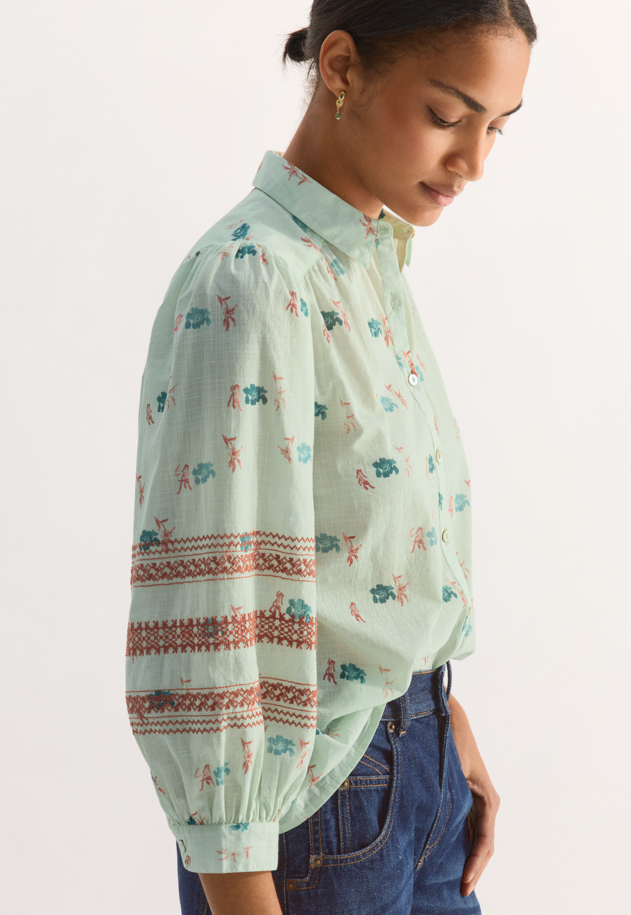 Bestickte Bluse mit Print