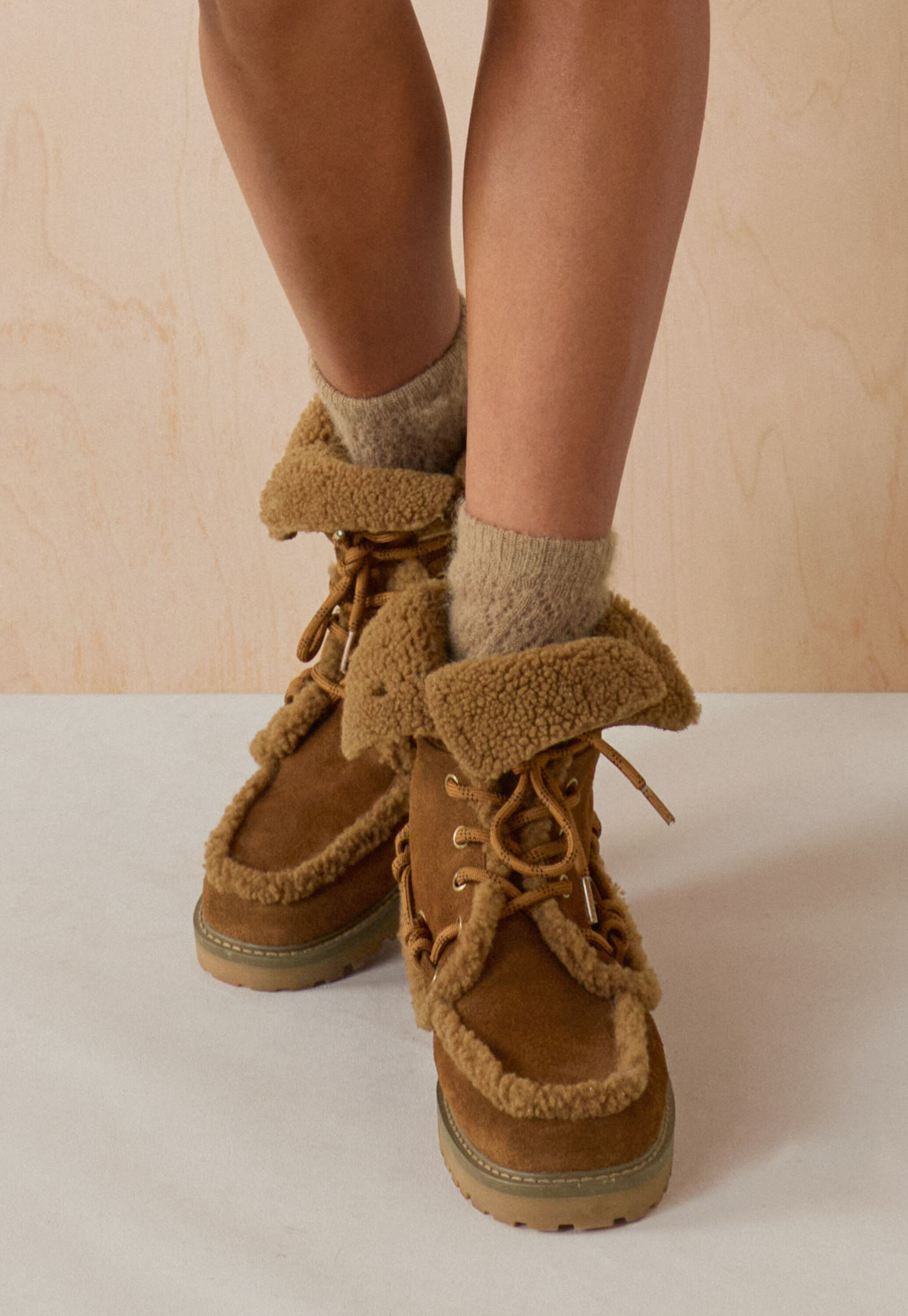 Socken im Spitzenmuster