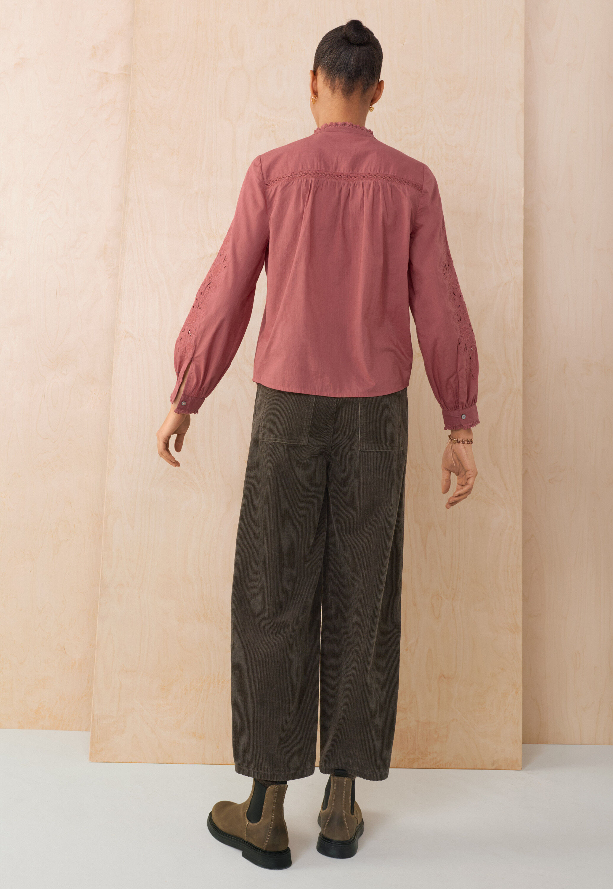 Bluse mit Spitze und Biesen