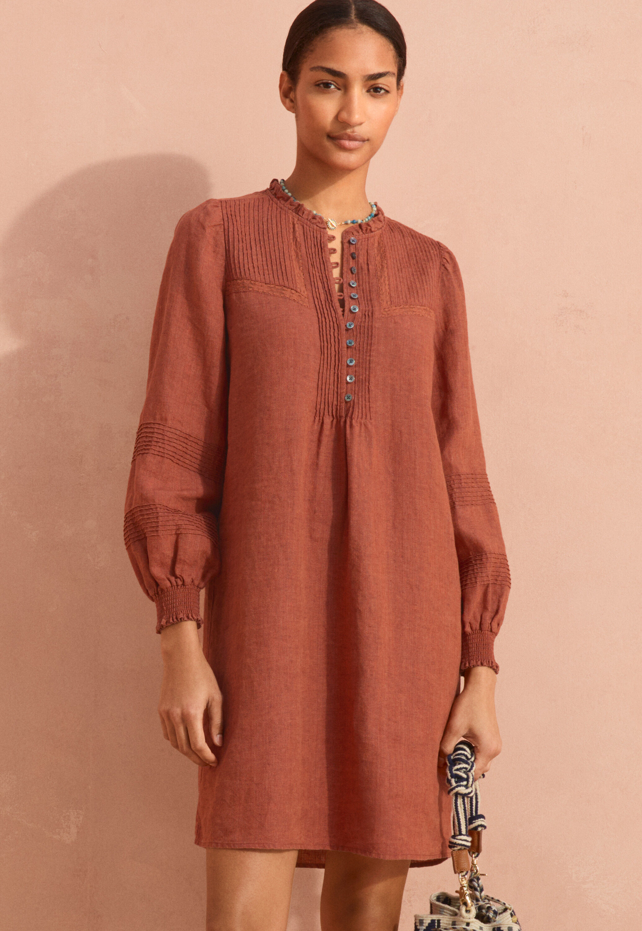 Kleid mit Biesen