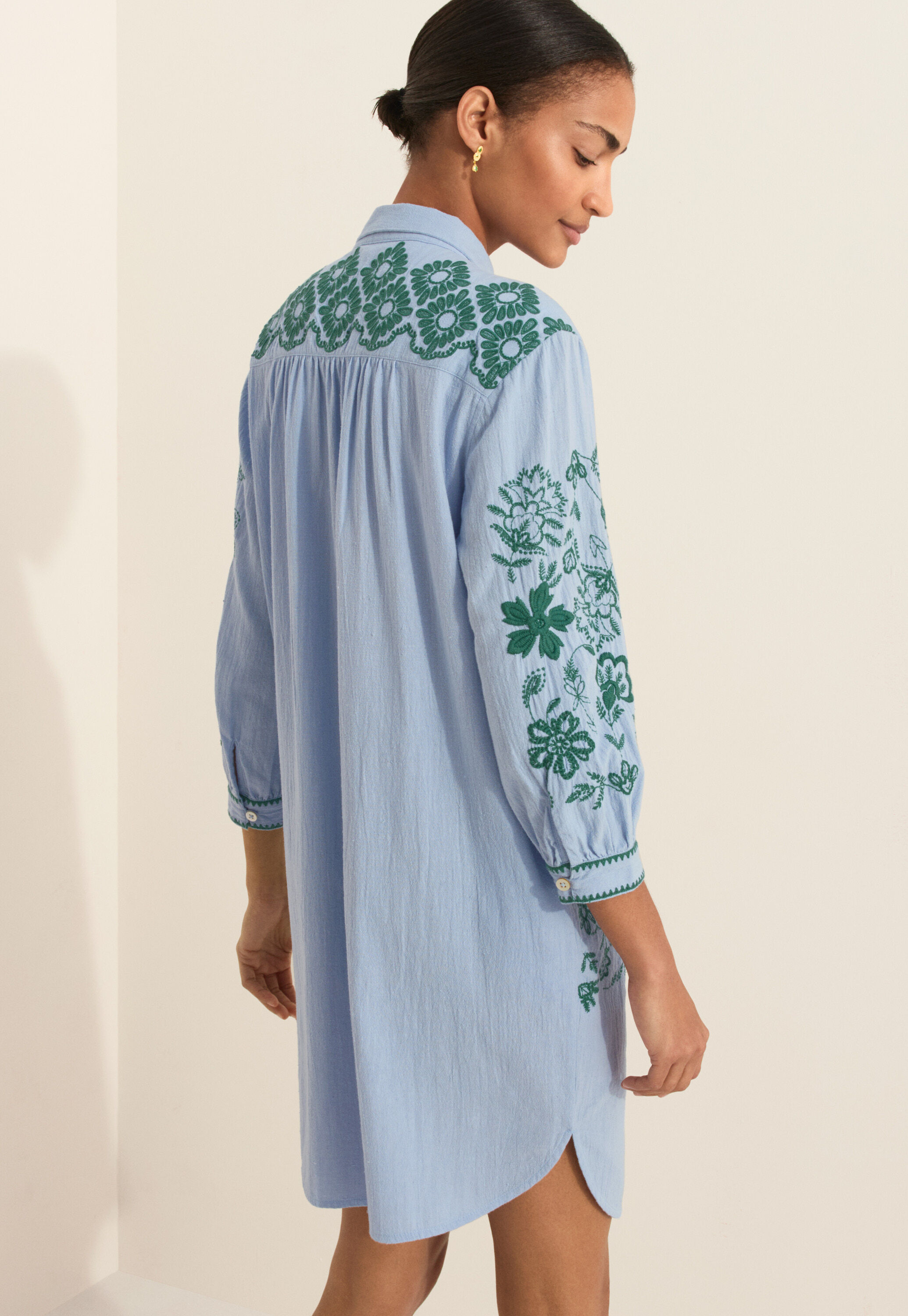 Kleid mit platzierter Stickerei