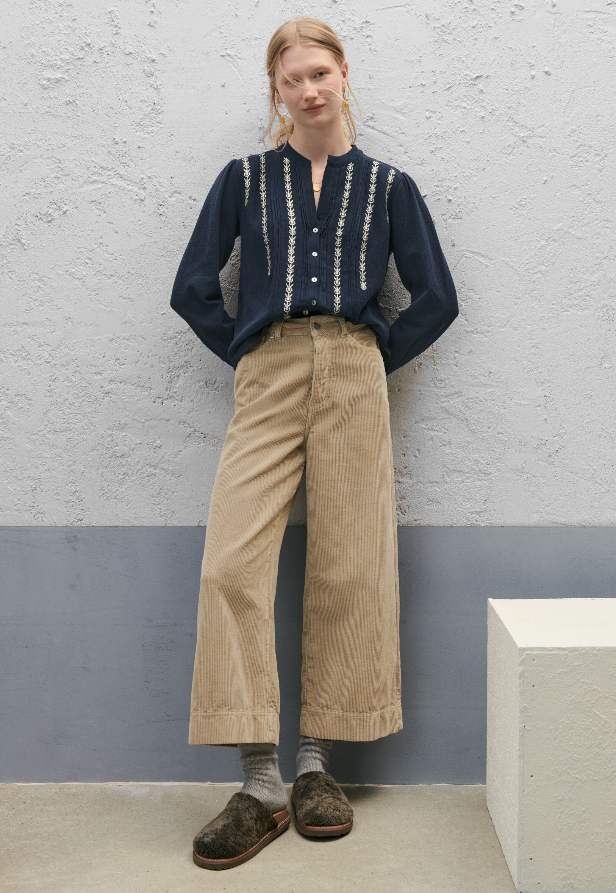 K&uuml;rzer geschnittene Hose mit weitem Bein