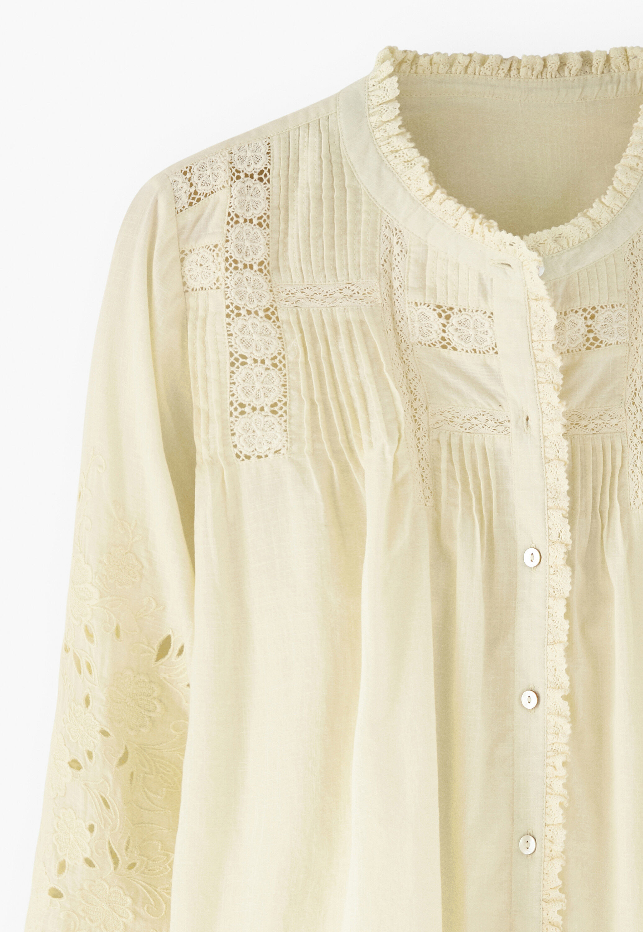Bluse mit Spitze und Biesen