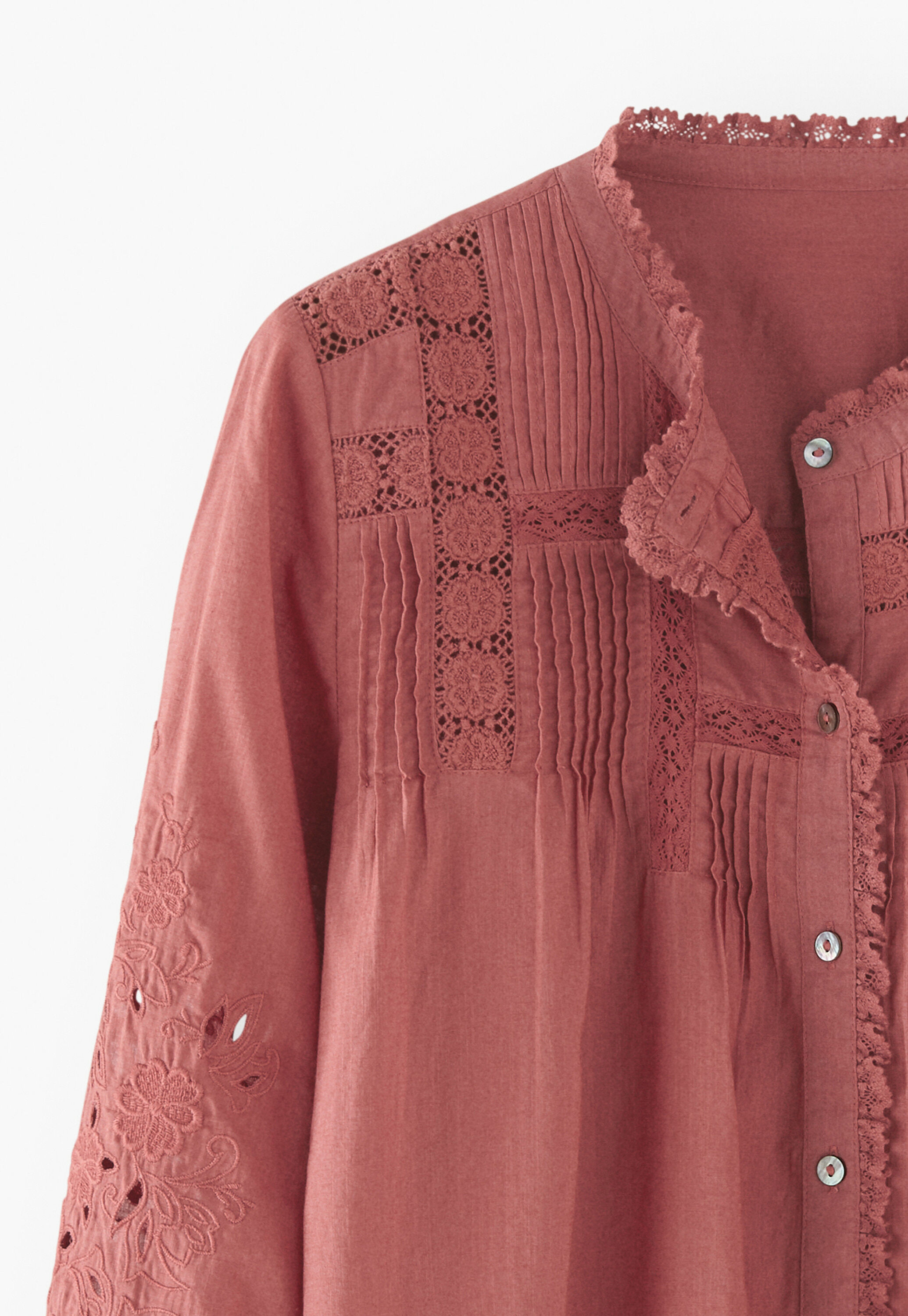 Bluse mit Spitze und Biesen
