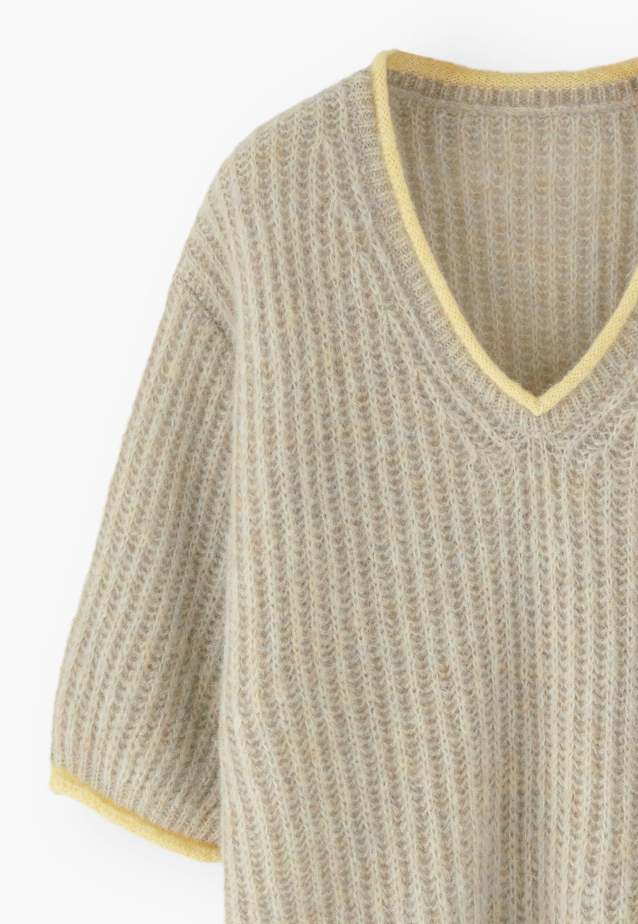 Ripppullover mit V-Ausschnitt