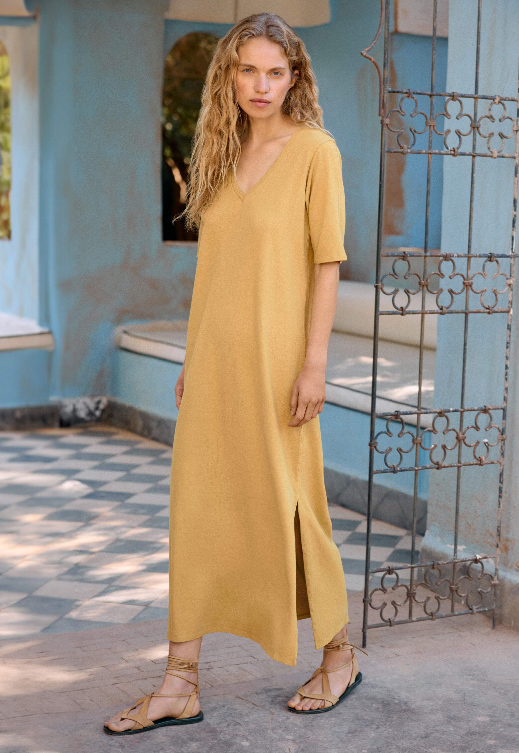 Kleid mit V-Ausschnitt