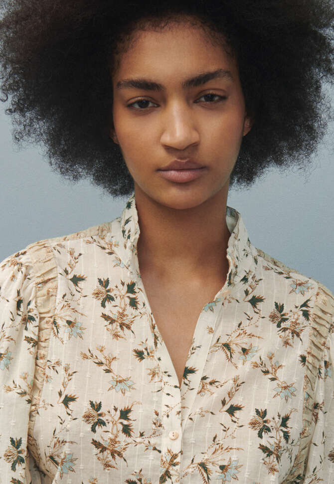 Bedruckte Bluse mit hohem Halsausschnitt, Goldenes Elfenbein, completeTheLook