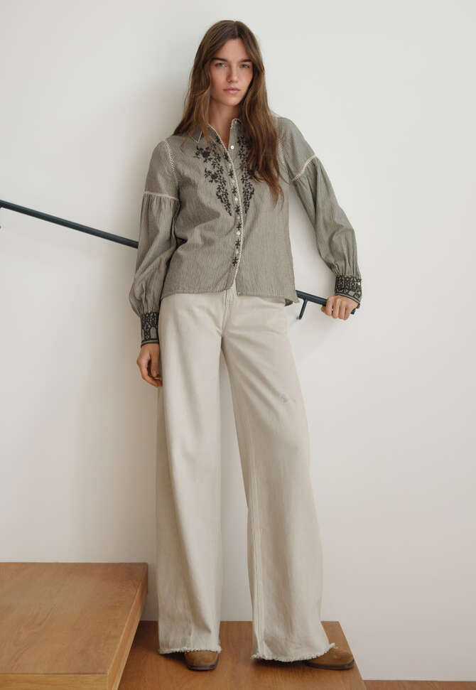 Bestickte Bluse mit eingewebten Streifen, Kohlschwarz/Ecru, completeTheLook