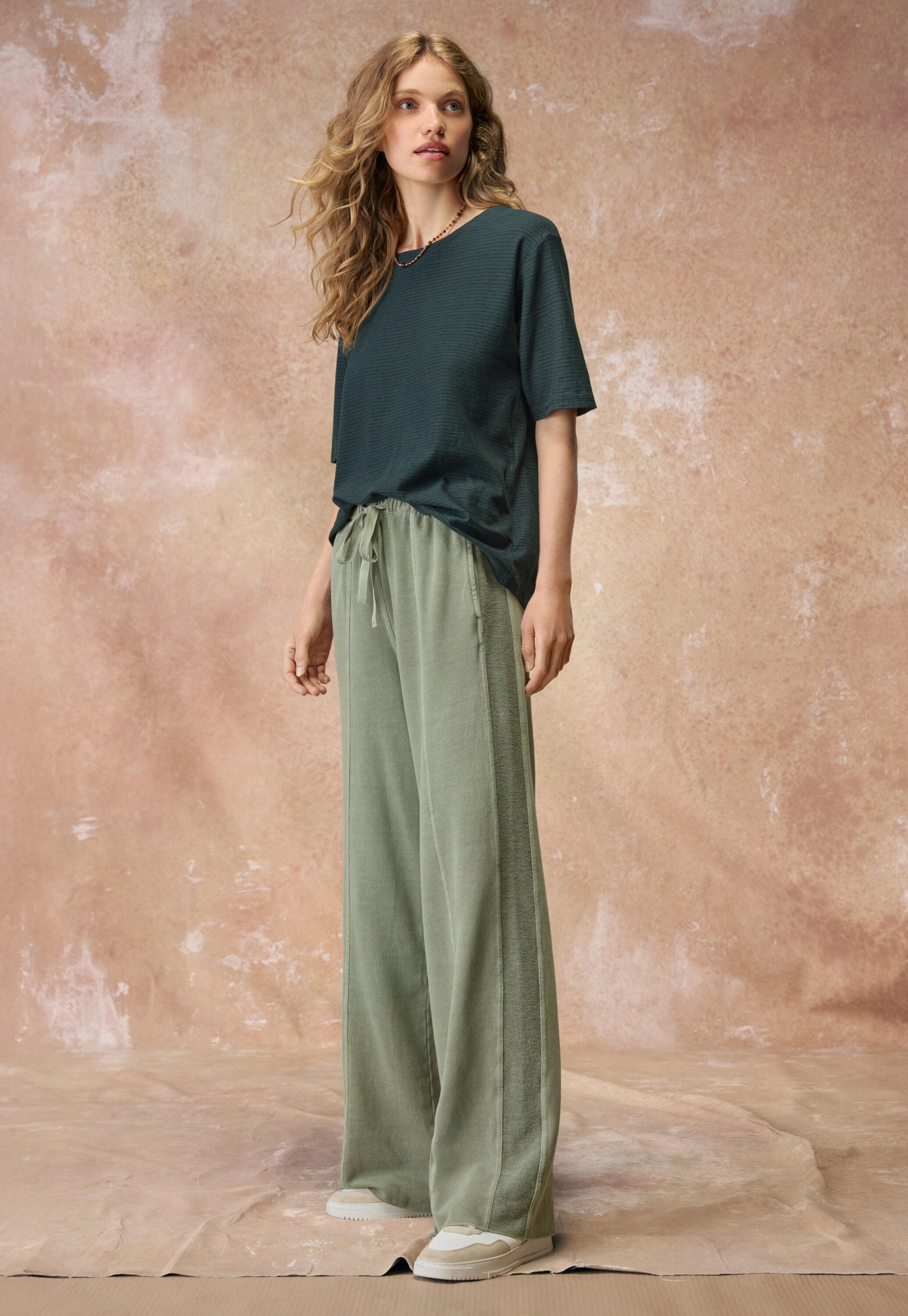 Wide-leg jogger